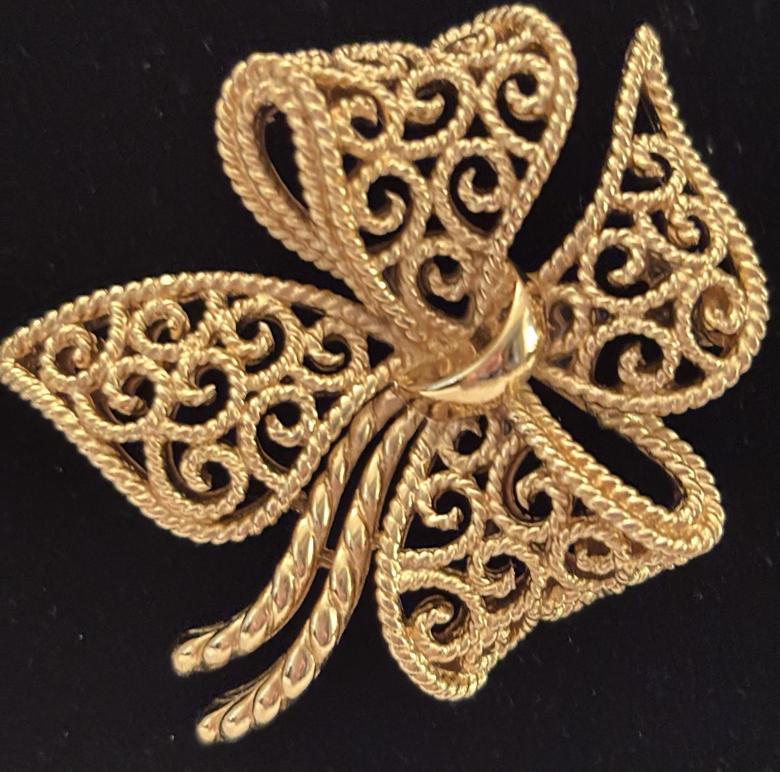 Vintage Crown Tifari Signed Gold Tone Filigree Bow Brooch Openwork Ribbon Bow