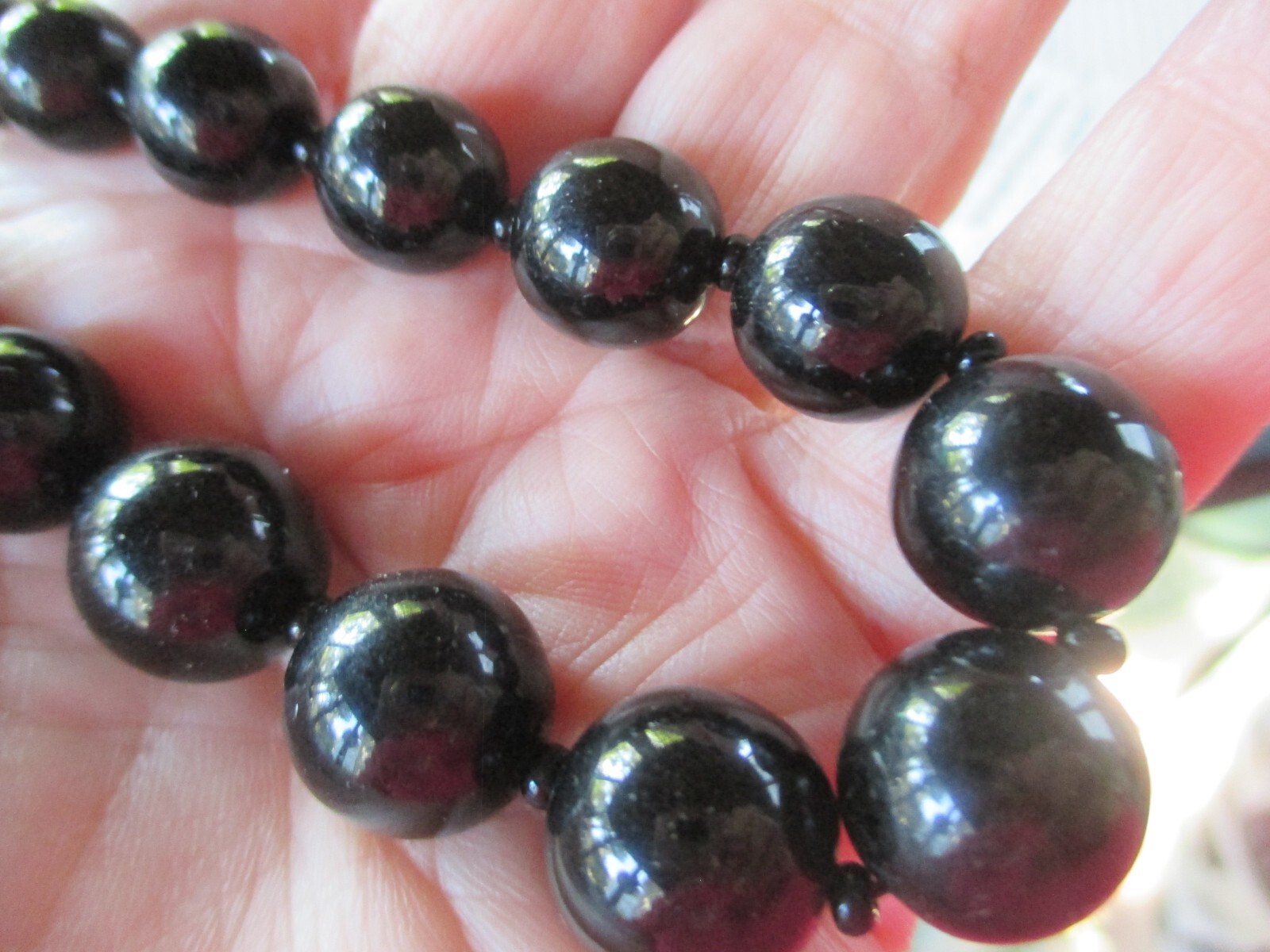 SINGLE 24″ STRAND INDIVIDUALLY HAND KNOT GRADUATED BLACK GLASS BEADS VINTAGE USA