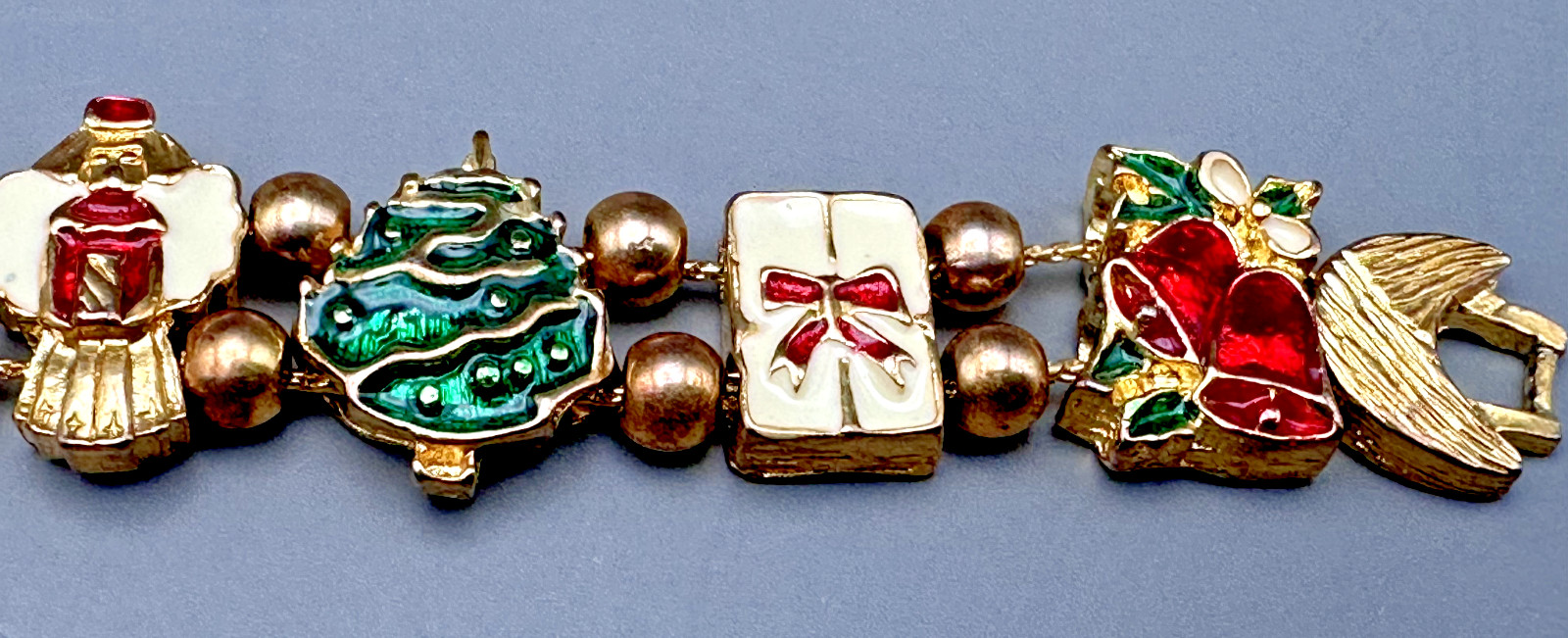 VINTAGE GOLD TONE, RED, WHITE, GREEN CHRISTMAS THEME BRACELET B6