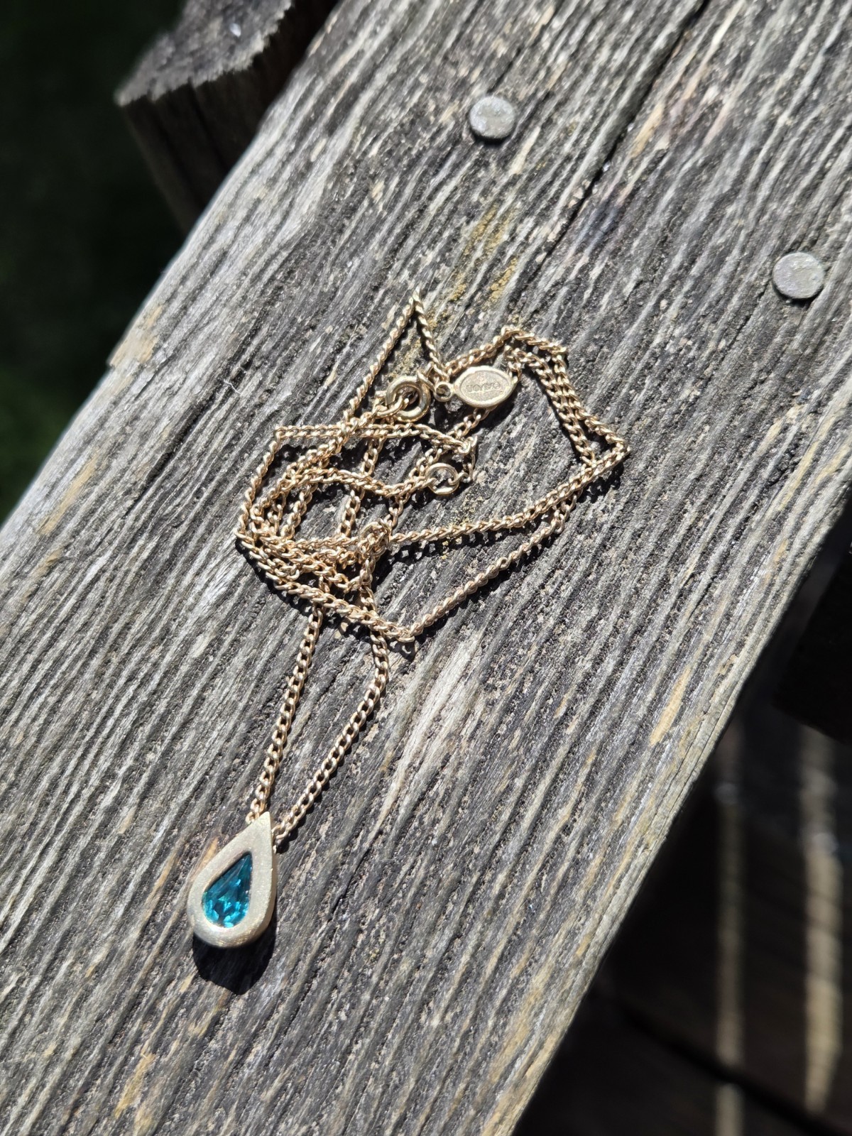 Vintage Avon Emerald Glass Teardrop Pendant Necklace Gold Tone May Birthstone