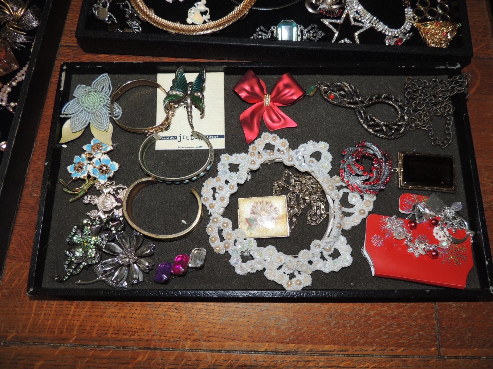 160 + ASSORTED COSTUME JEWELRY 98% VG RINGS, BRACELETS, NECKLACES, PINS & EARRIN