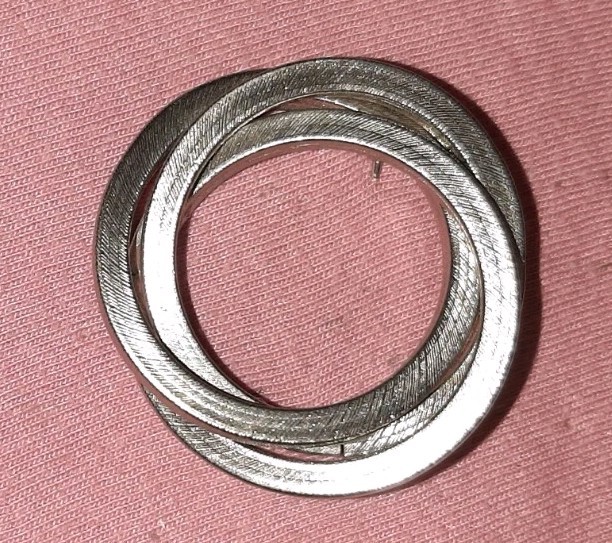 Vintage Silver Tone Intertwined Textured Twisted Circles Brooch Lapel Pin