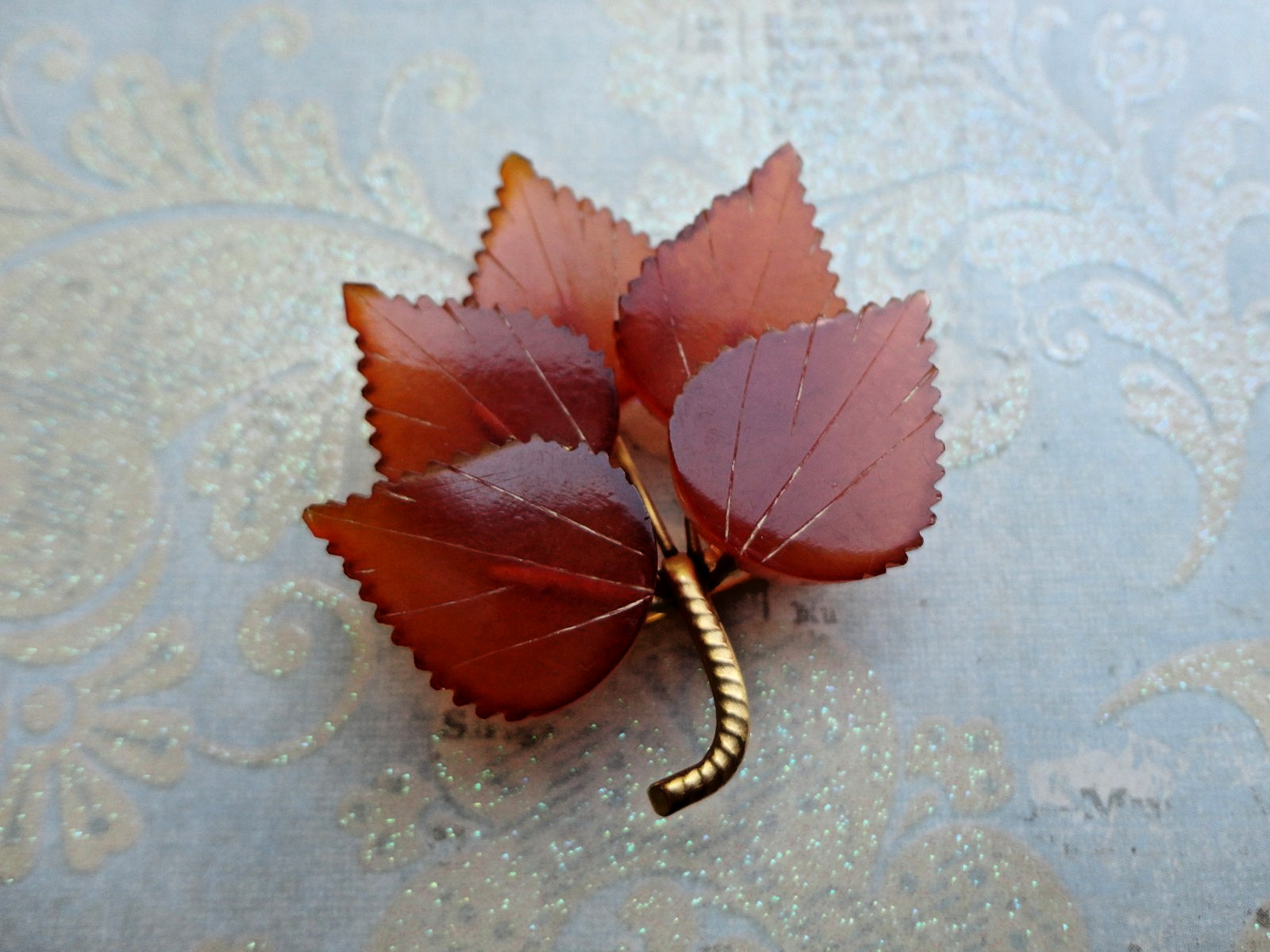 VTG ESTATE CARVED HONEY-COLORED RUSSIAN SOVIET BALTIC AMBER FIVE LEAF BROOCH PIN