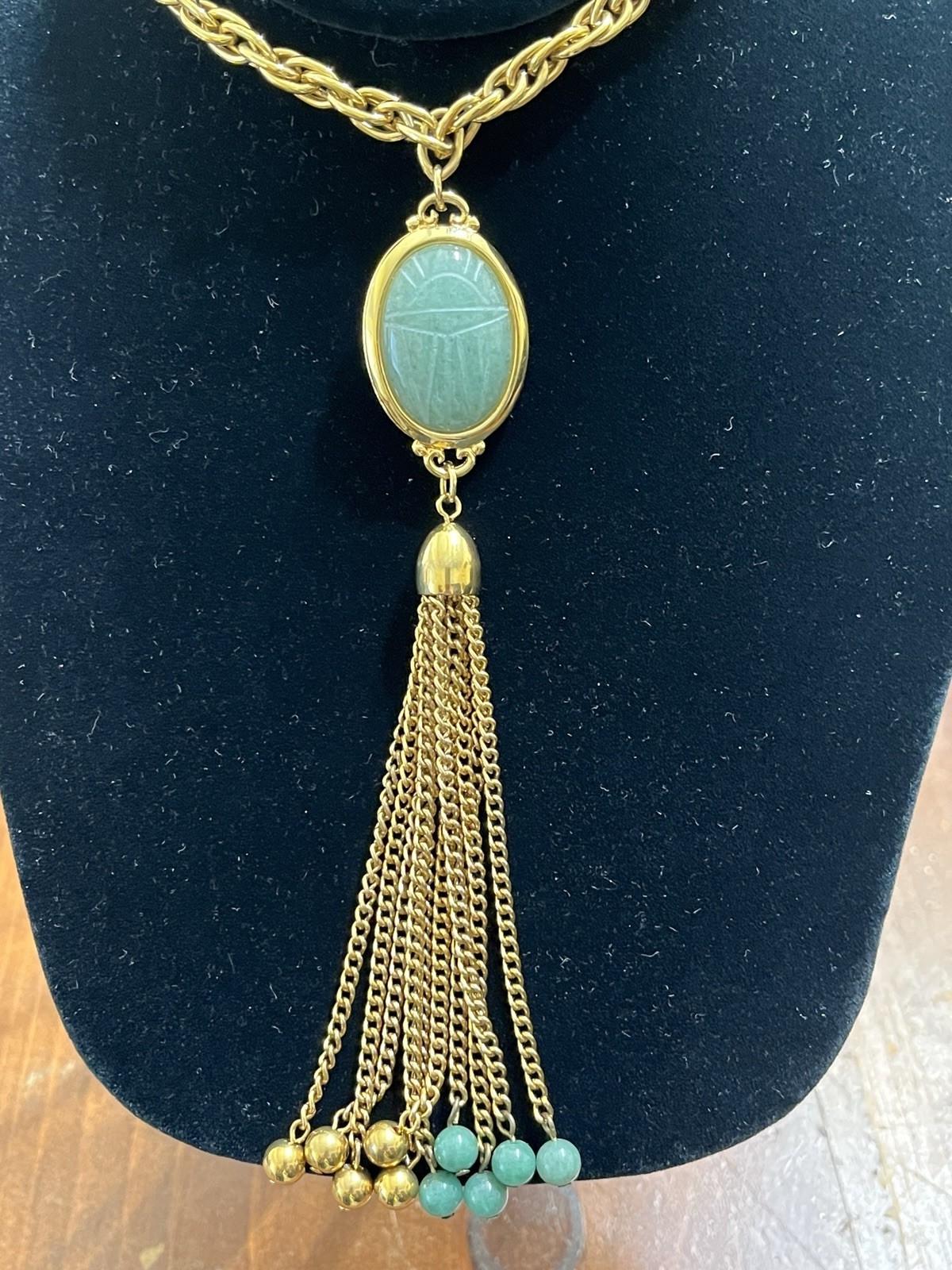 VTG Egyptian Revival Jade Scarab Carved Stone Gold Tone Pendant Necklace 34in