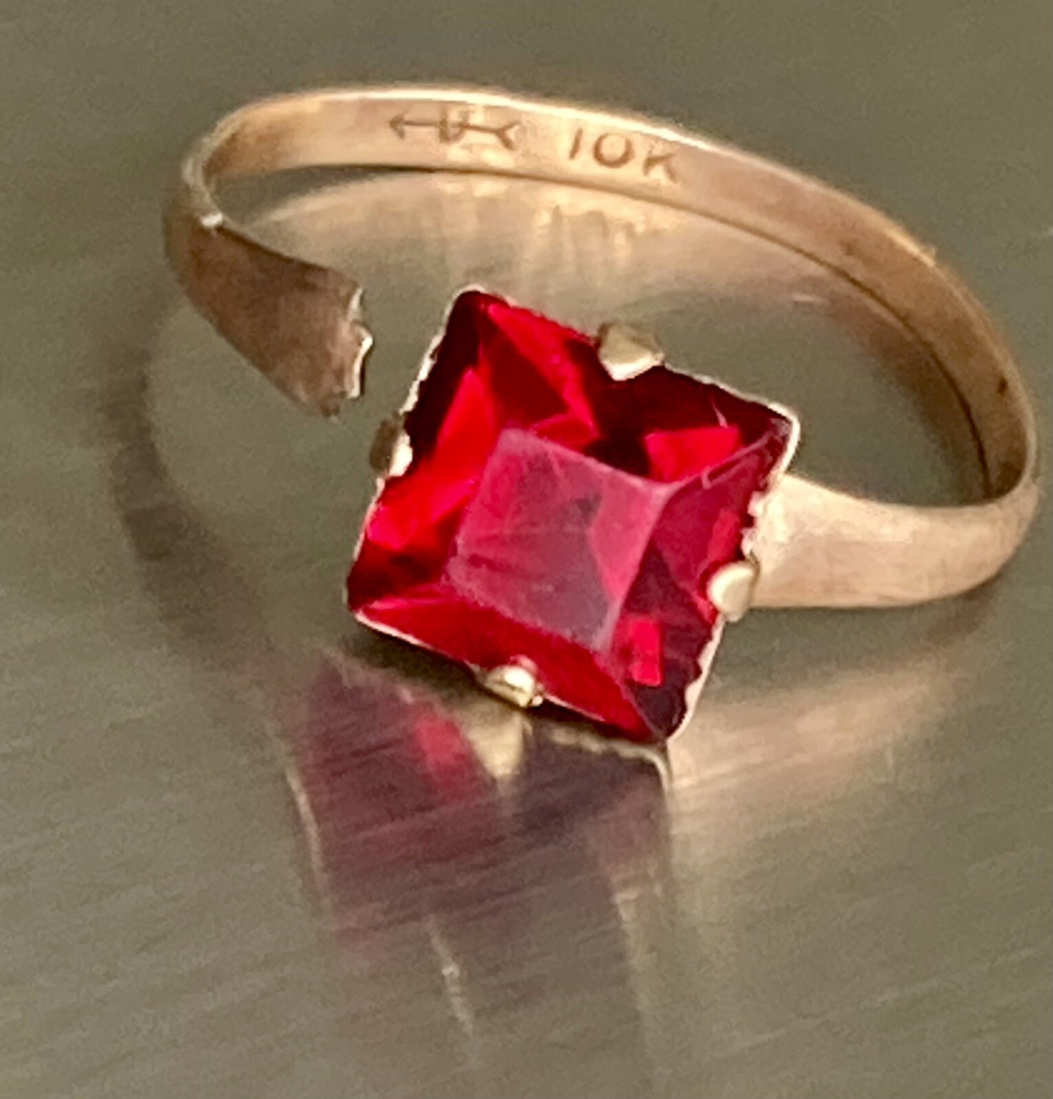 10k Yellow Gold Red Glass Ring Adjustable Band Size 4.75 Uncas Ladies Vintage