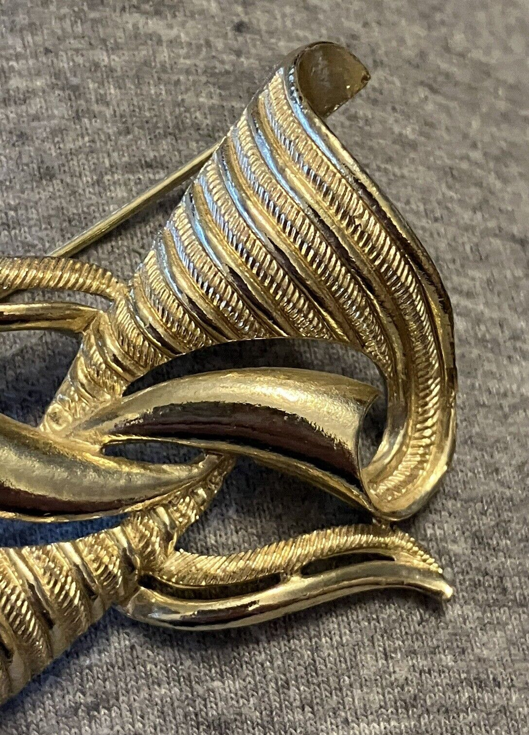 Vintage Gold Tone Brooch Textured Flowy Ribbons