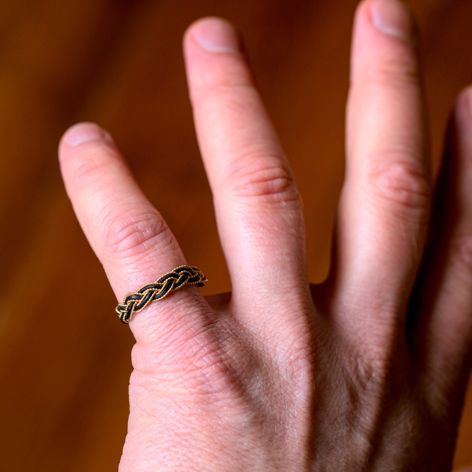 ANTIQUE VICTORIAN ENGLISH GRAND TOUR 9K GOLD WOVEN WEAVE BAND RING c1870