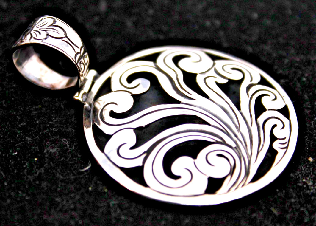 STERLING SILVER SCROLLED OPENWORK HINGED BAIL PENDANT BLACKENED BACK PLATE 10.8g