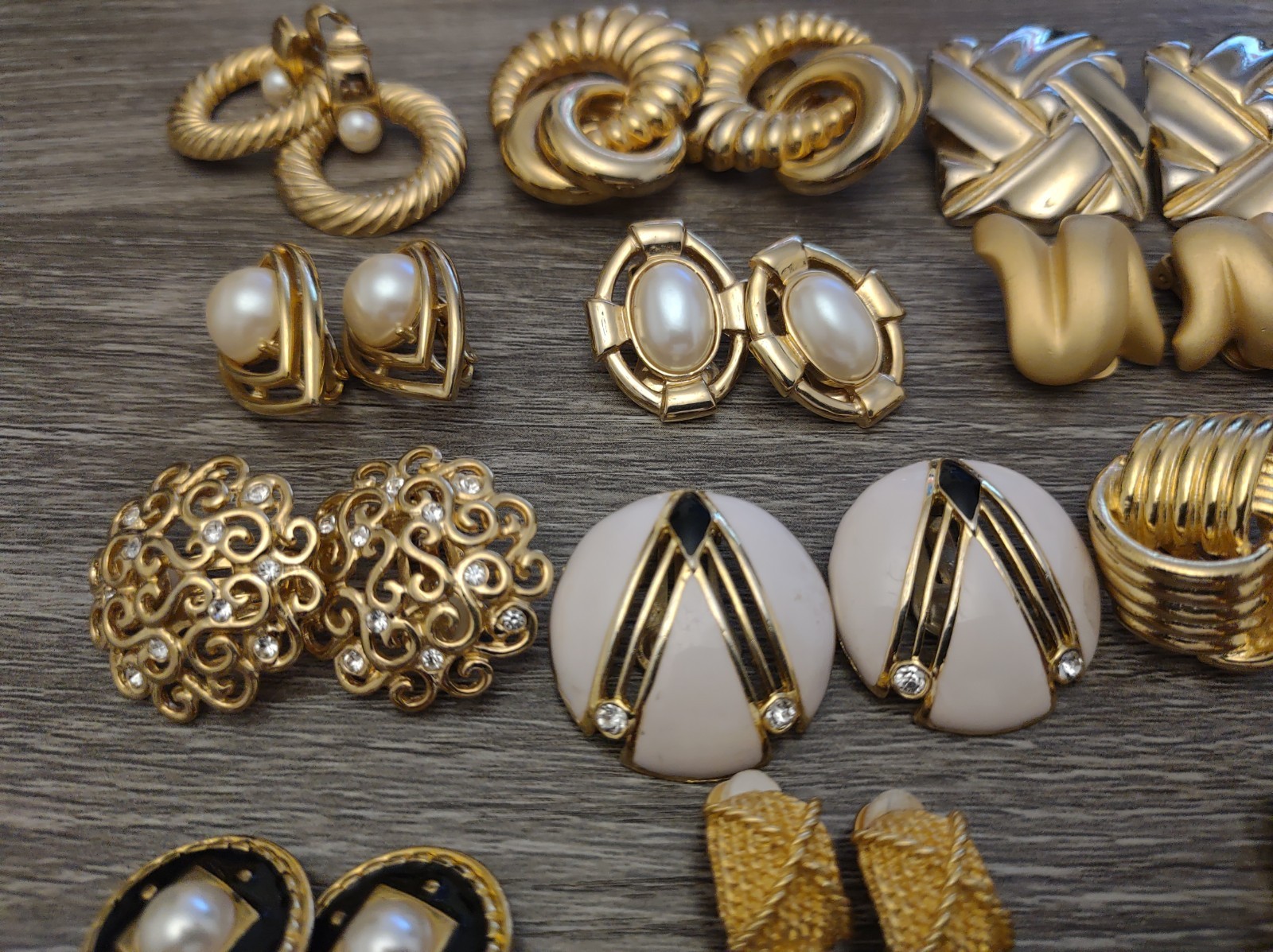Estate Lot Costume Fashion Clip On Earrings Lot 20pr Mod Gold Tone Pretty Mix
