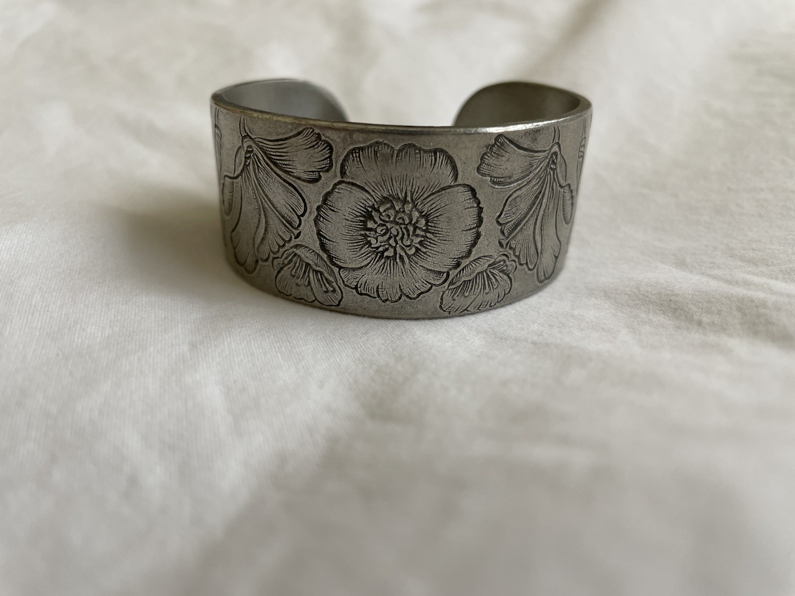 VTG SALISBURY PEWTER AUGUST POPPY FLOWER 1” WIDE CUFF BRACELET SIGNED