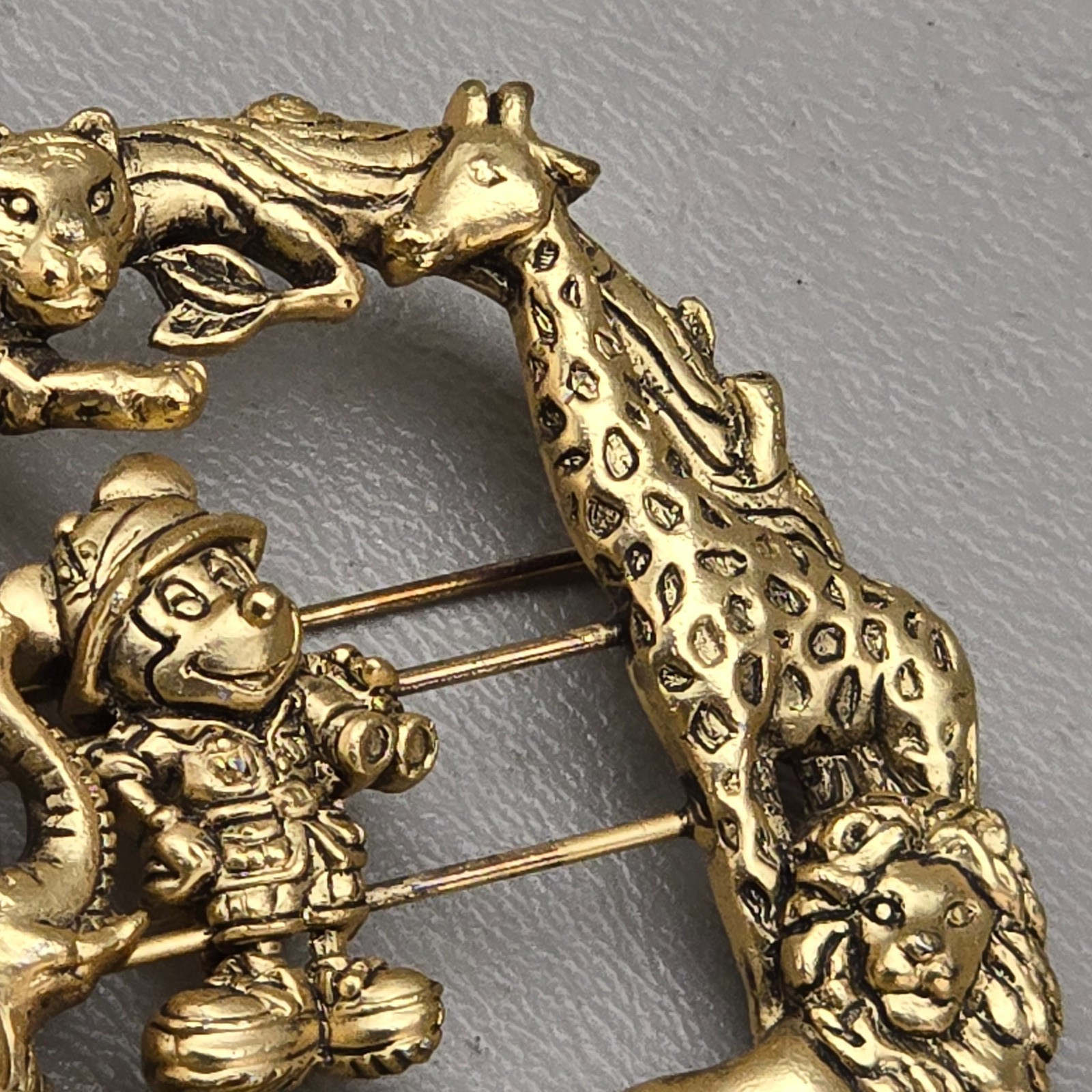 Disney Micky Brooch Pin 1990 Safari Animals Gold Tone Lion Giraffe