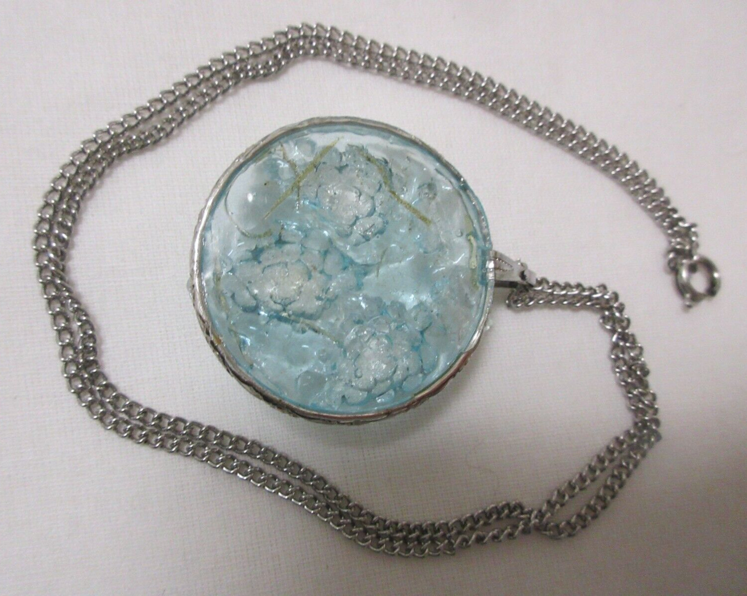 Vintage Silver Tone Tinted Molded Lucite Grape Clusters Pendant Necklace 21″