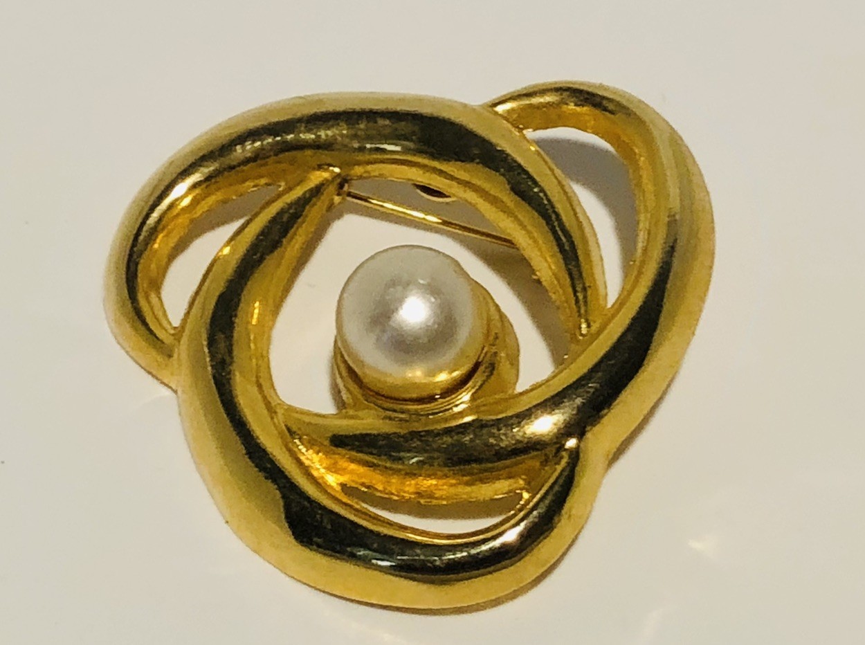 Vintage geometric Goldtone brooch 1 1/2 inches