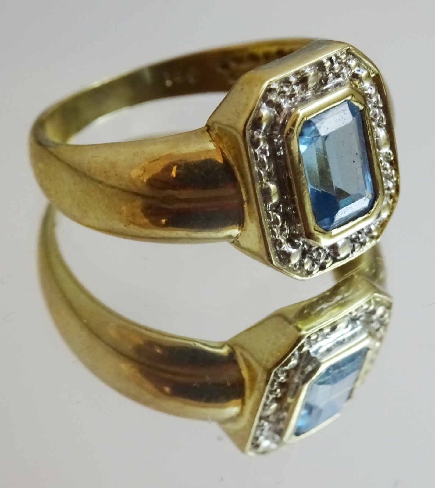 Vintage Blue Topaz 9 karat Gold Ring