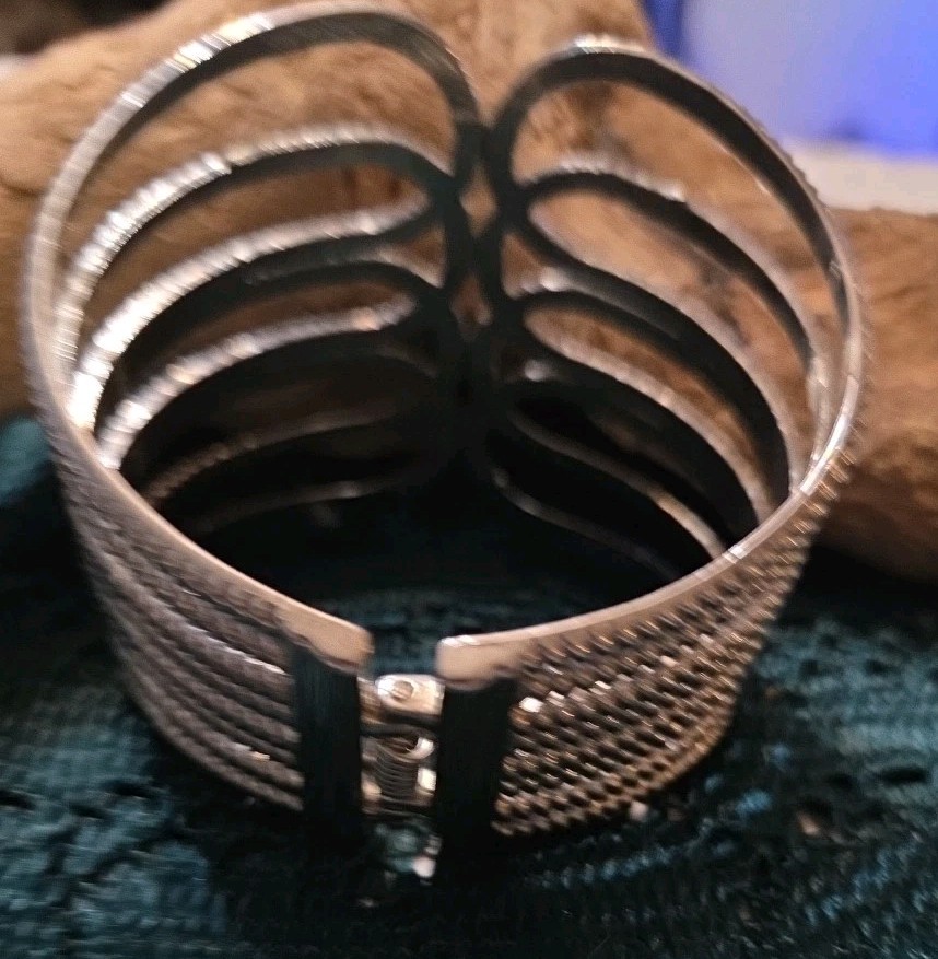 Vtg Silvertone Scalloped Front Opening Hinged Cuff Bracelet 16.51CM 6.5″ V12