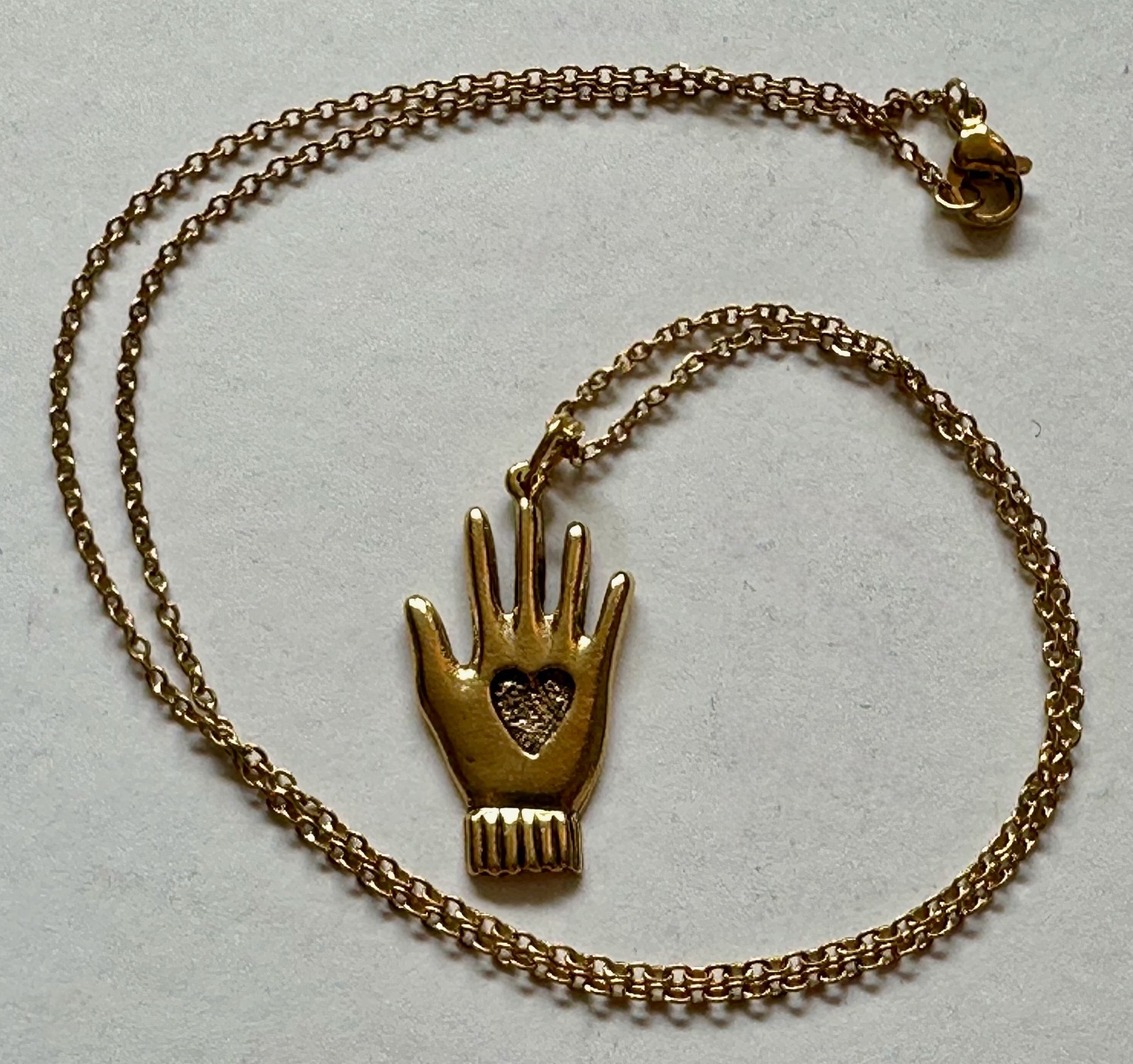 Vintage Heart in Hand gold tone metal pendant 1 1/4″ necklace 20″ GP