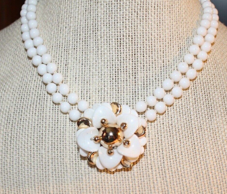VTG WHITE GLASS CHOKER NECKLACE WITH CLUSTER FLOWER PENDANT+ EARRINGS GORGEOUS