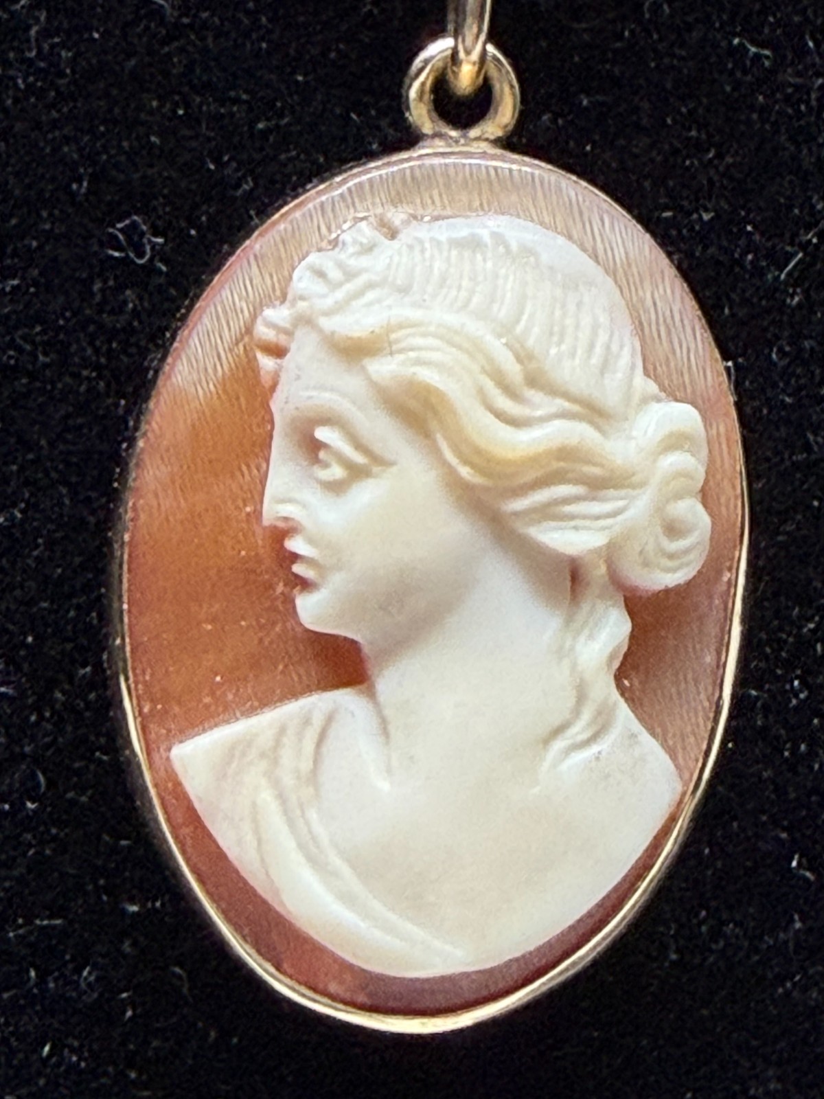 Vintage 14K Yellow Gold Cameo Pendant Shell Portrait Oval .75″ X .50″ 1.53grams.