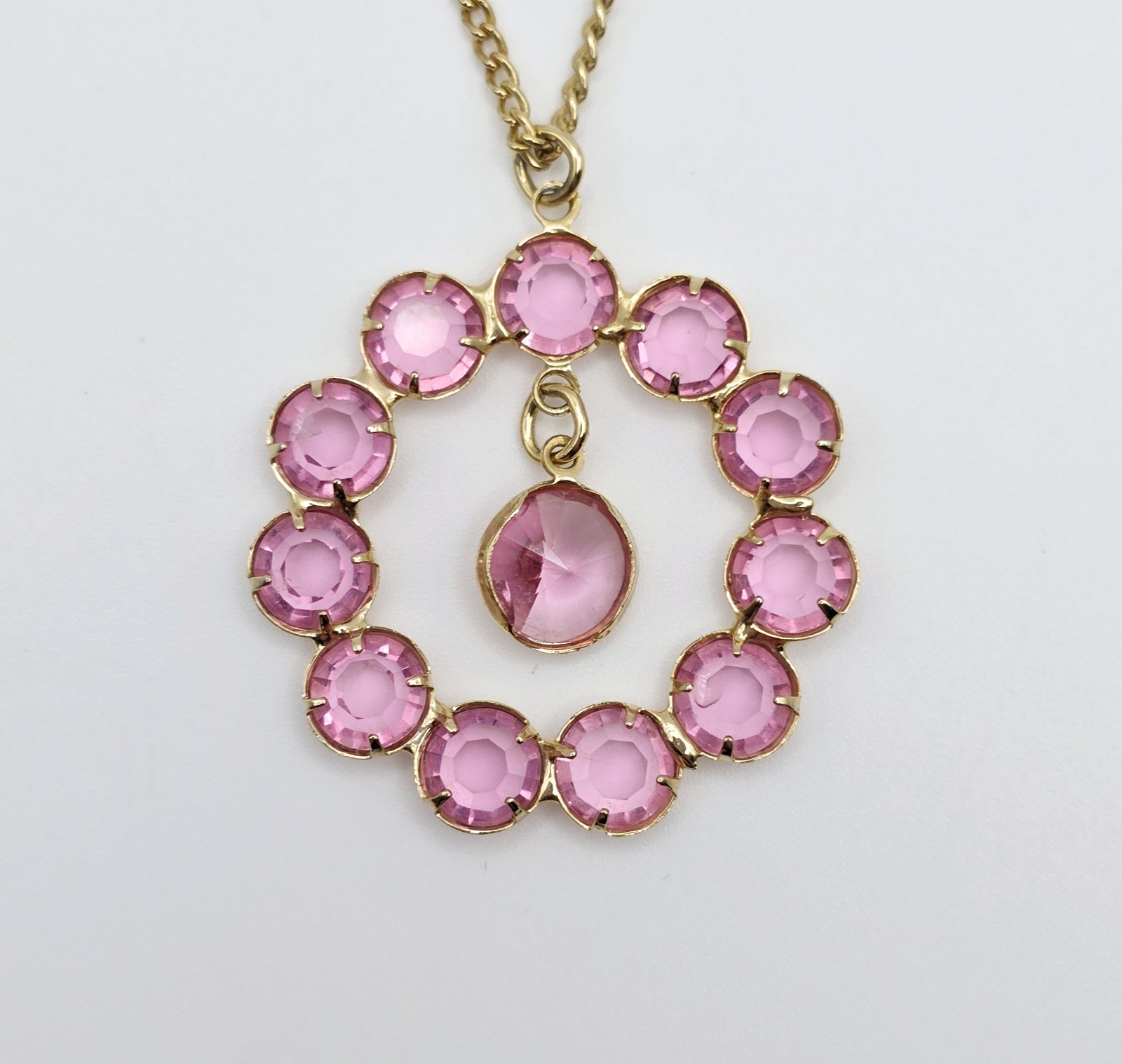 Vtg Gold Tone Pink Rhinestone Bezel Halo Station Pendant Circle Necklace Retro