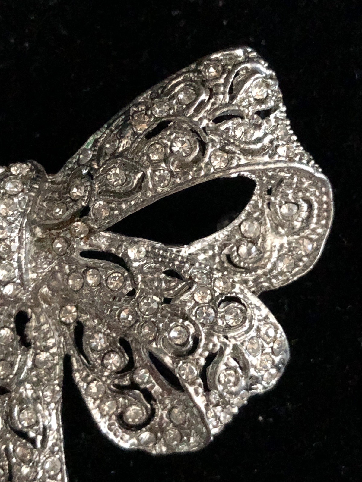 VINTAGE VICTORIAN TRADING CO. RHINESTONE BROOCH PENDANT SILVER TONE BOW