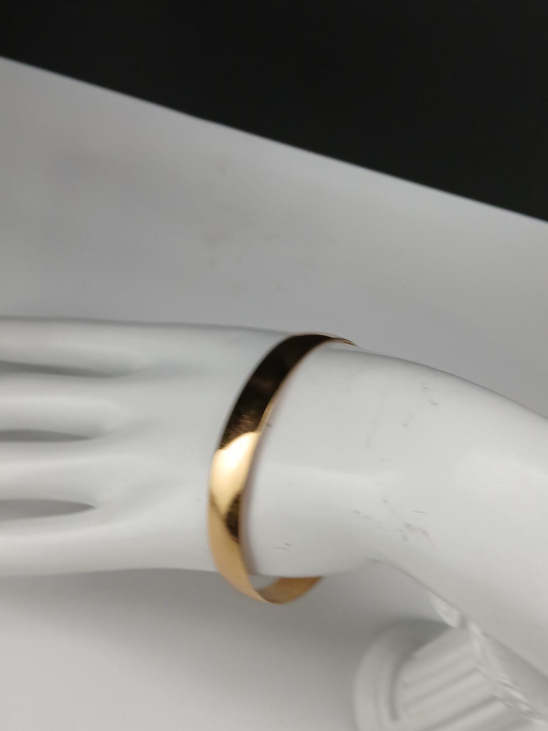 NAPIER 1980s polished gold tone 3/8 in wide size 7 3/4 in bangle bracelet