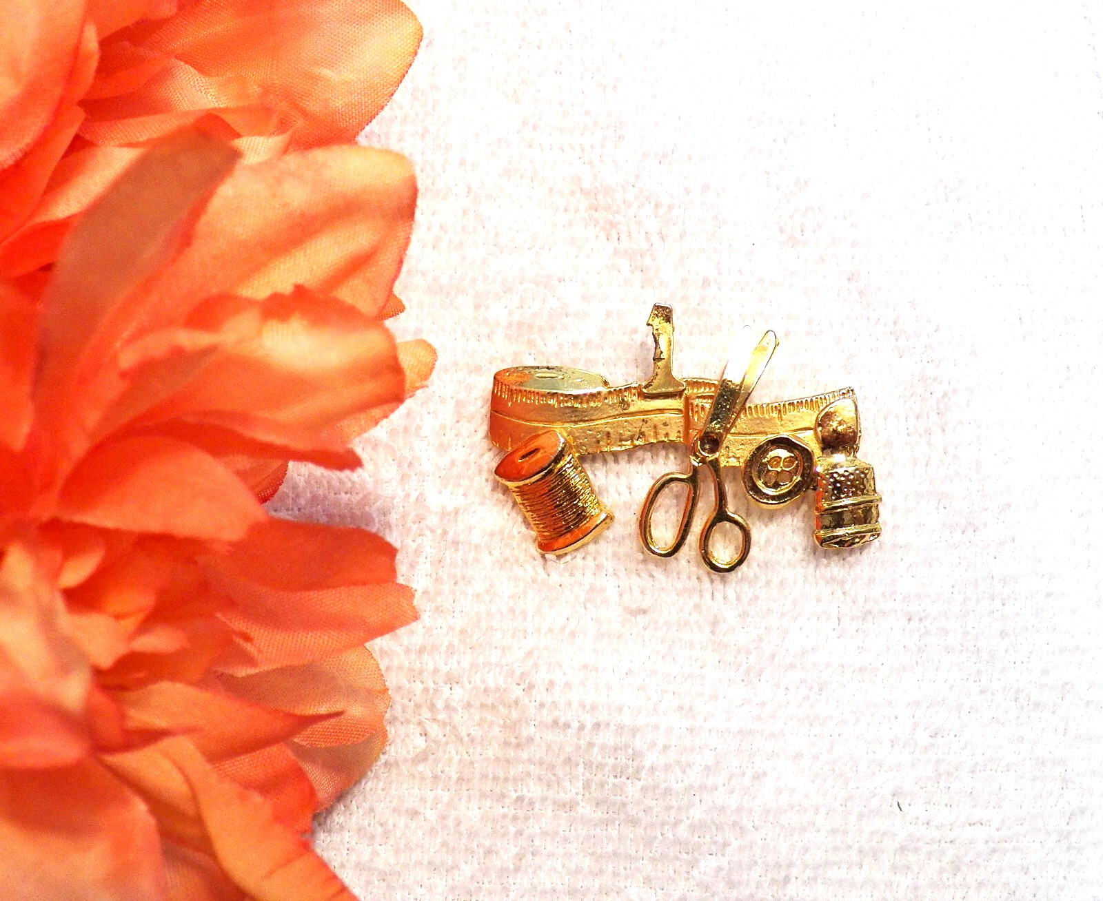 CLASSIC BROOCH SCISSORS SEWING TAPE MEASURE MATERIAL THREAD BUTTON GOLD TONE DS1