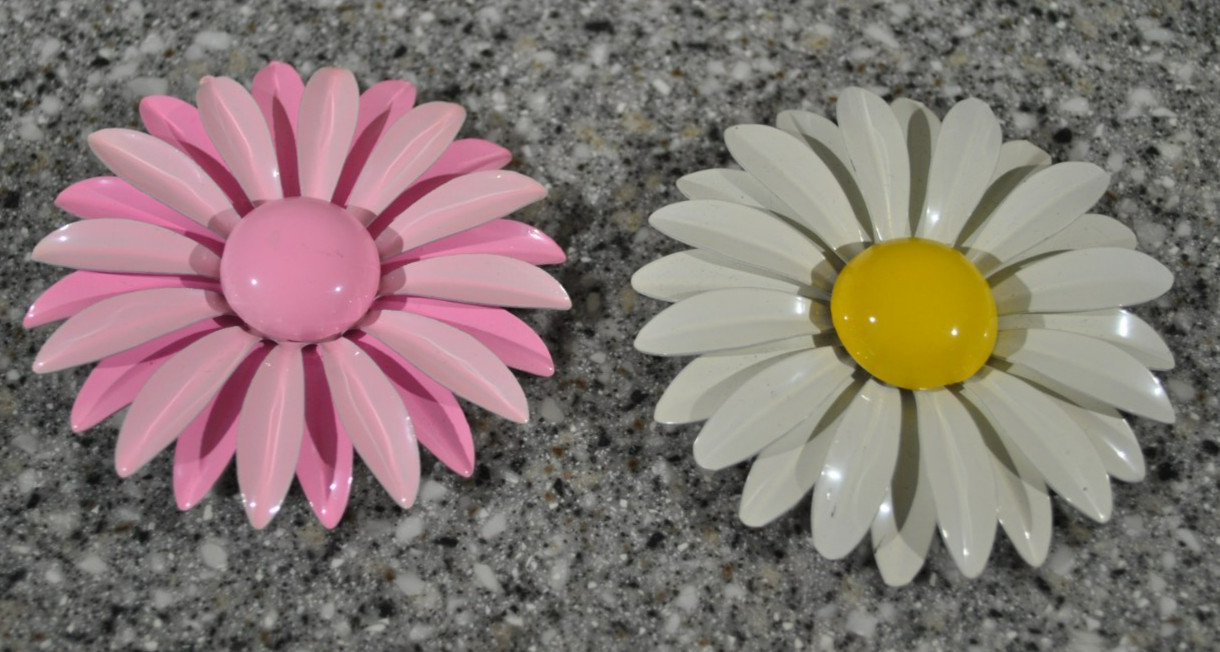 2-Vintage Pink / White Flower Brooch Pin Enamel 3″ 60s 70s Mid Mod Flower Power