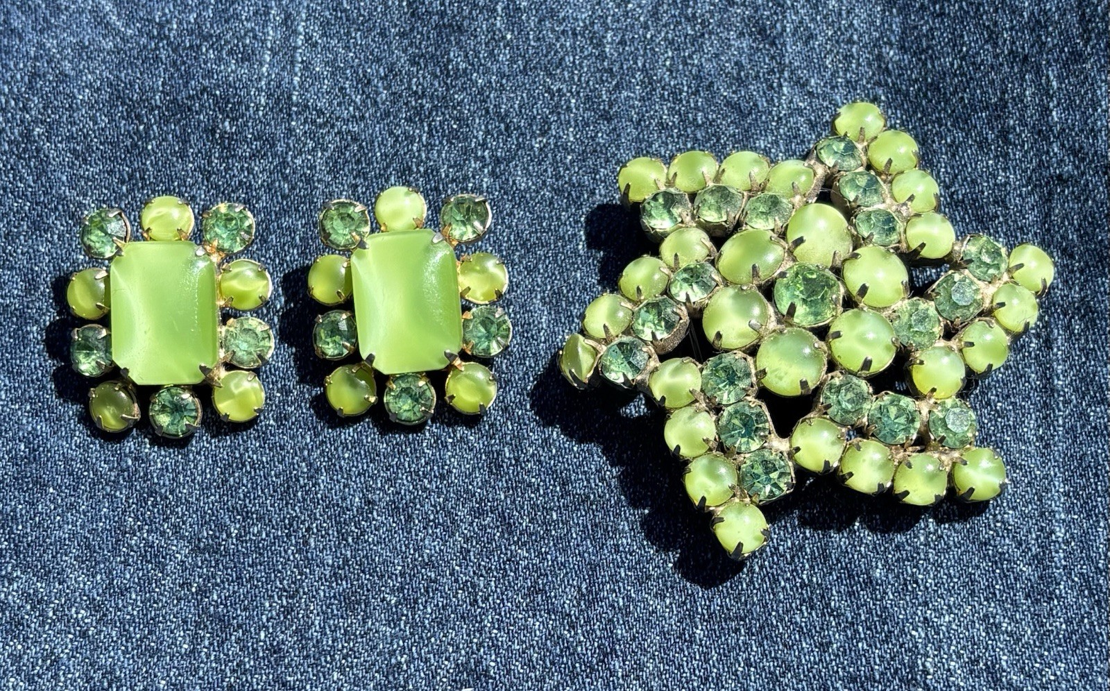 Stunning Vintage Green Brooch and Earrings Set. Excellent Condition