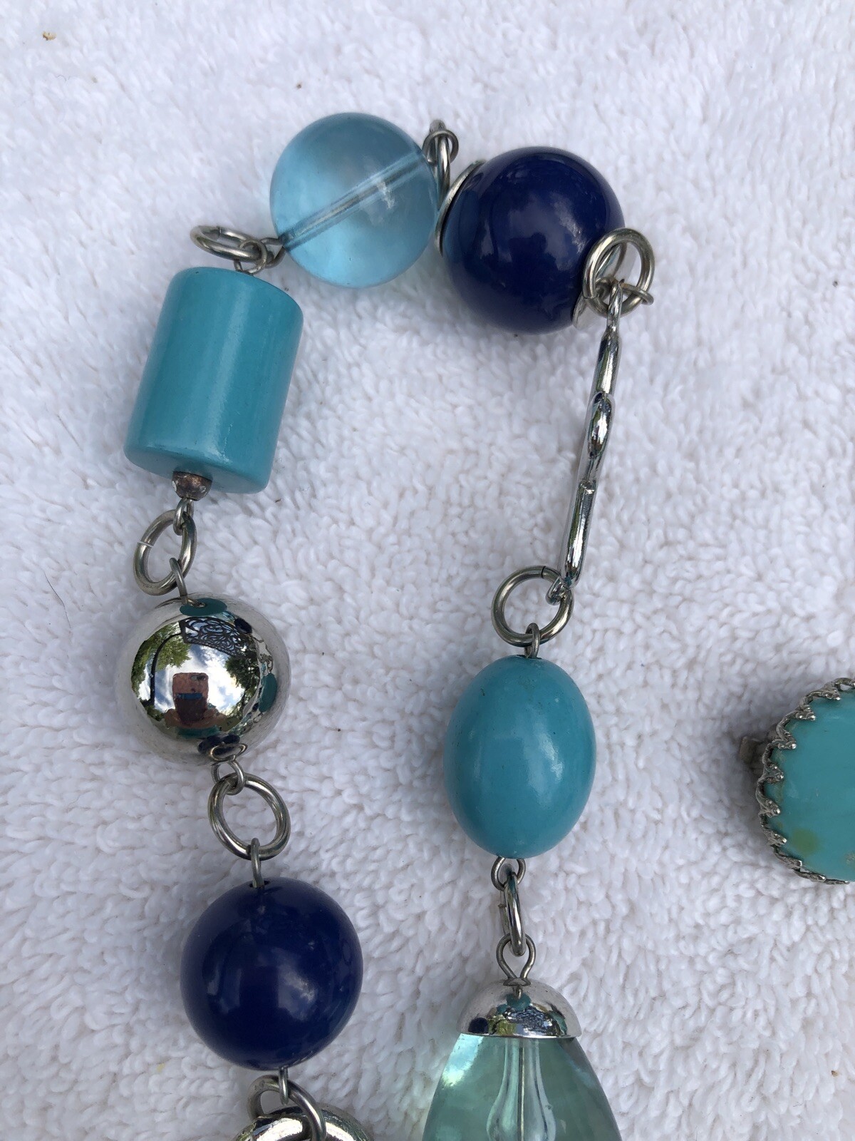 Blue, Turquoise & silvertone chunky bead necklace and clip turquoise earrings