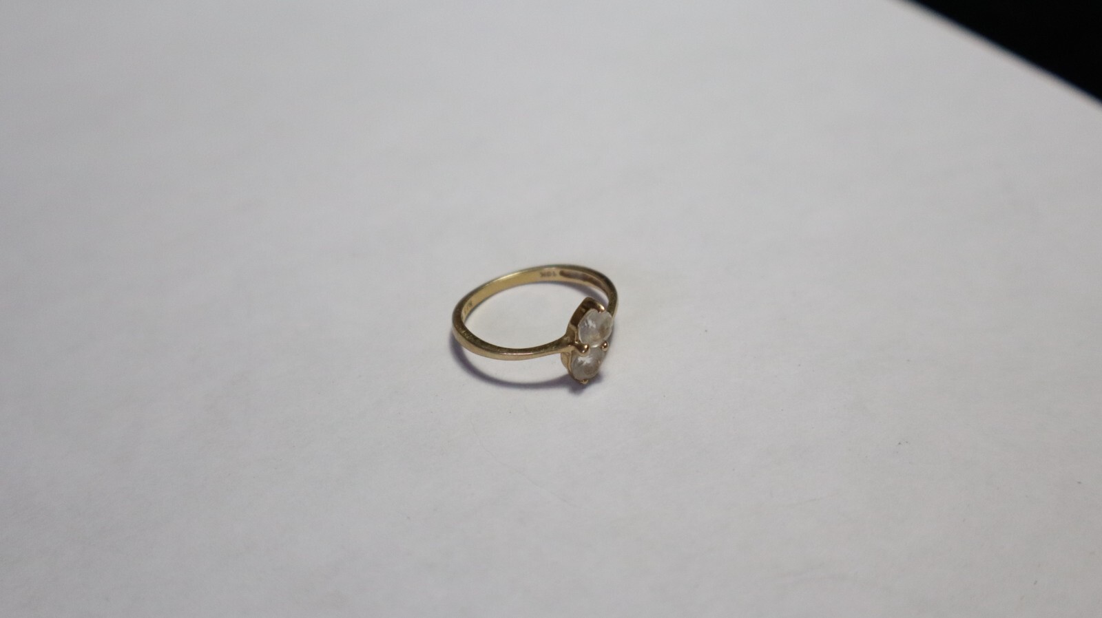 10K GOLD Ring CLEAR STONE WHITE TOPAZ ? SIZE 5 1.29 GRAMS RJ