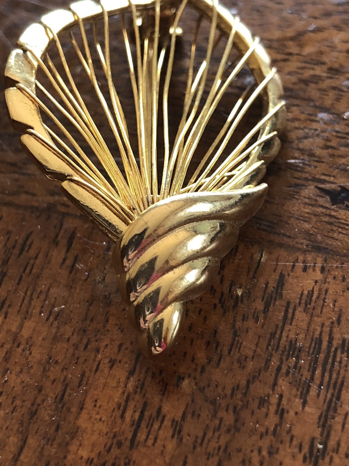 Vintage Brooch Gold Tone Wire Sea Shell Pin Figural Beach Fashion Conch Gift