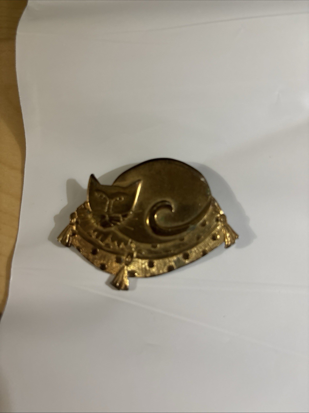 Cat Sleeping On A Detailed Gold Tone Metal Brooch Pin 2x 1.5”