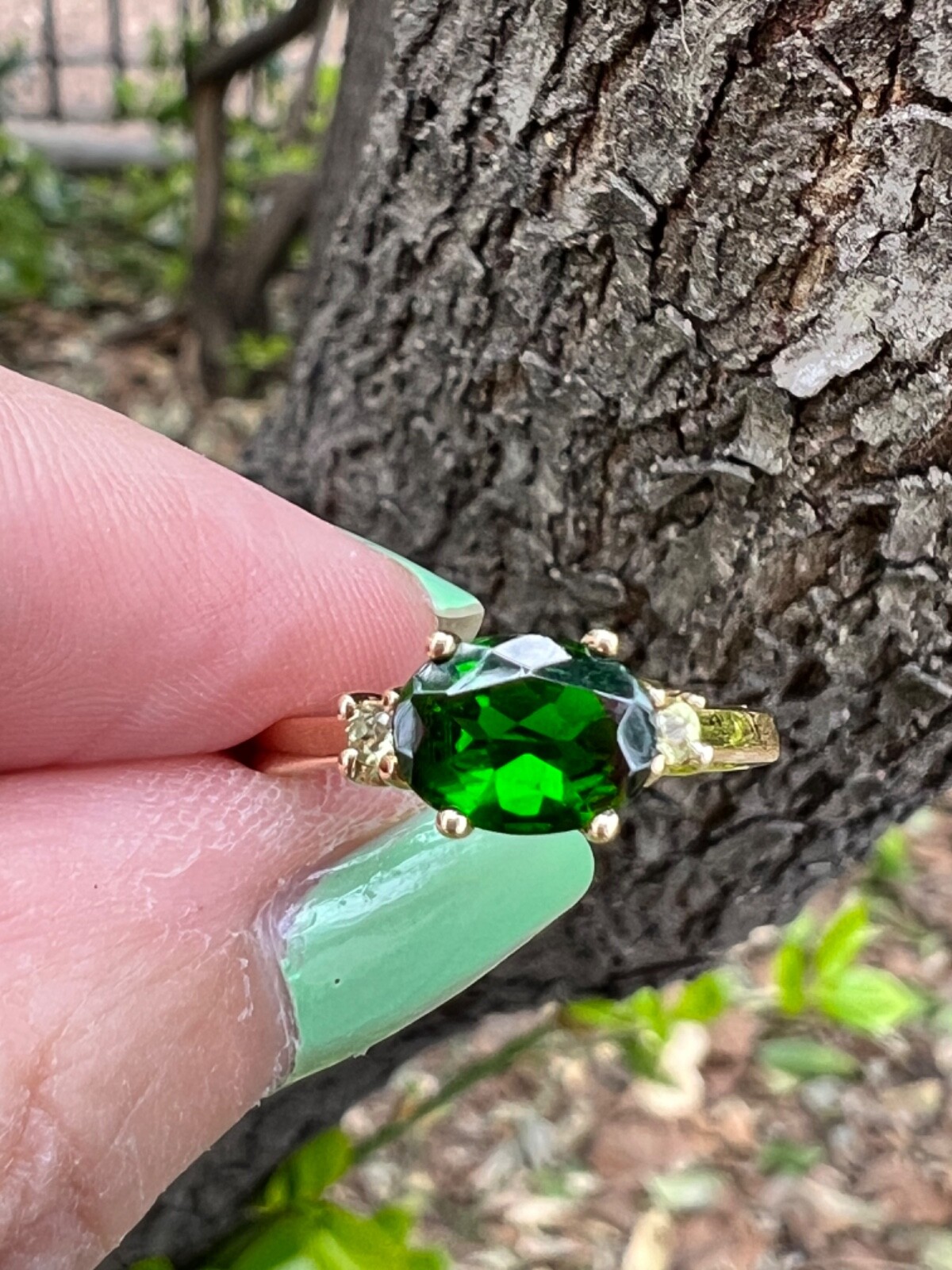 VINTAGE 14K GOLD OVAL EAST WEST SET DESIGN DIOPSIDE VIVID GREEN TOURMALINE RING