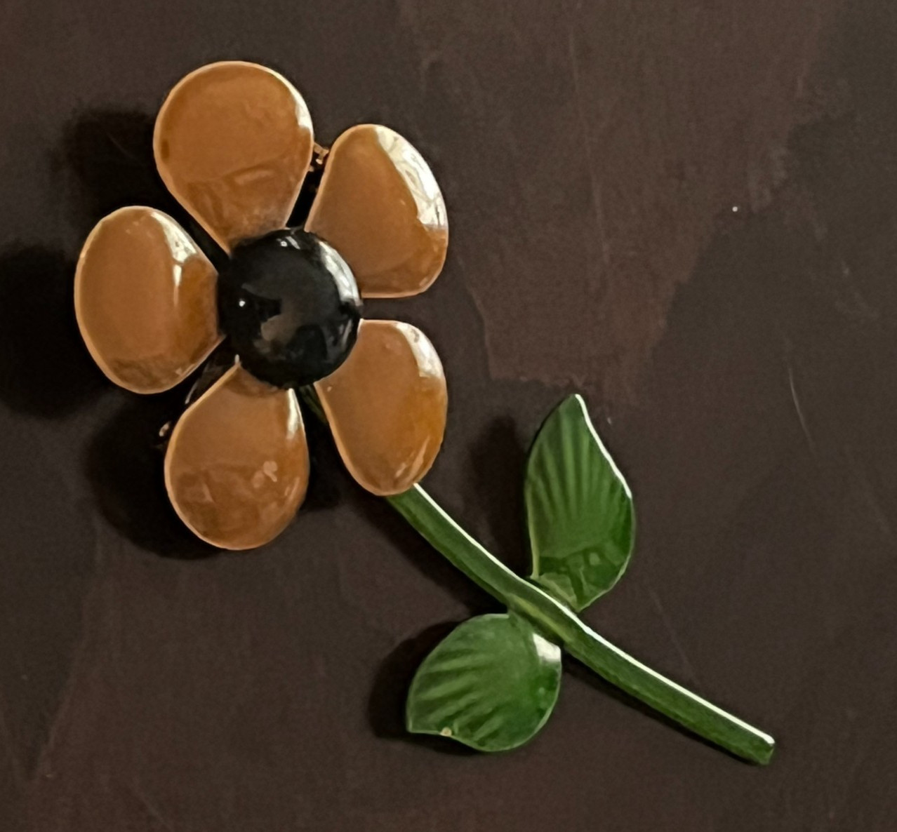 🌼VNTG 1960s–70s ENAMEL FLOWER BROOCH • RETRO DAISY • MOD FLOWER POWER