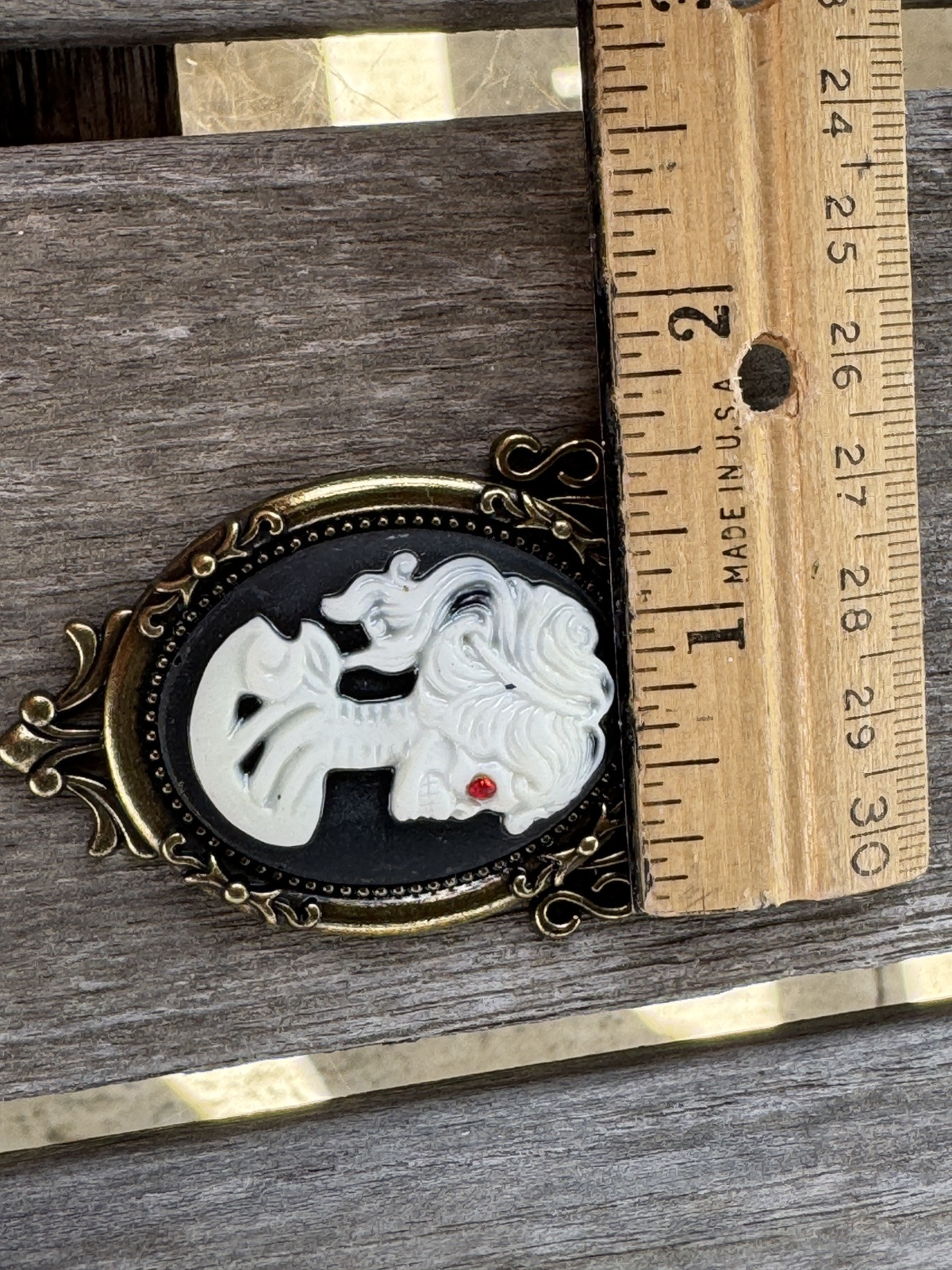 Skeleton cameo-off White