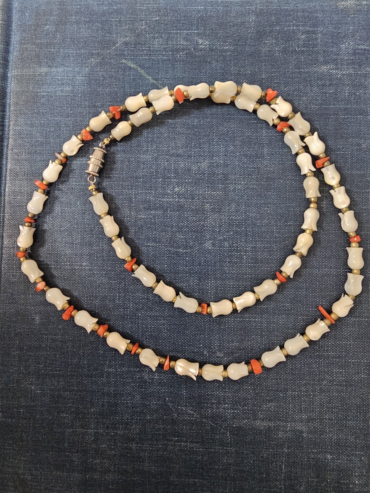 Vintage Carved Tulip Mother of Pearl And Coral Chip Goldtone Bead 23″ Necklace