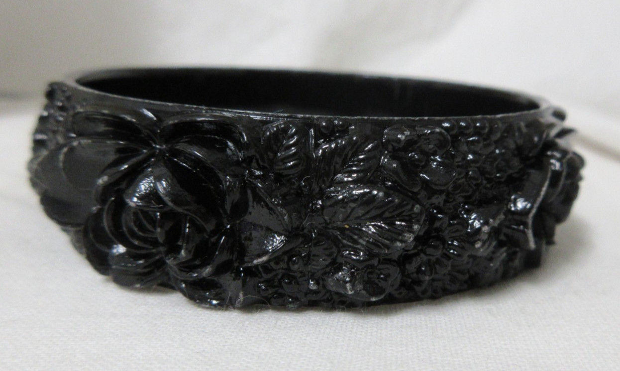 Vintage Molded Black Lucite Floral Bangle Bracelet 7 1/2″
