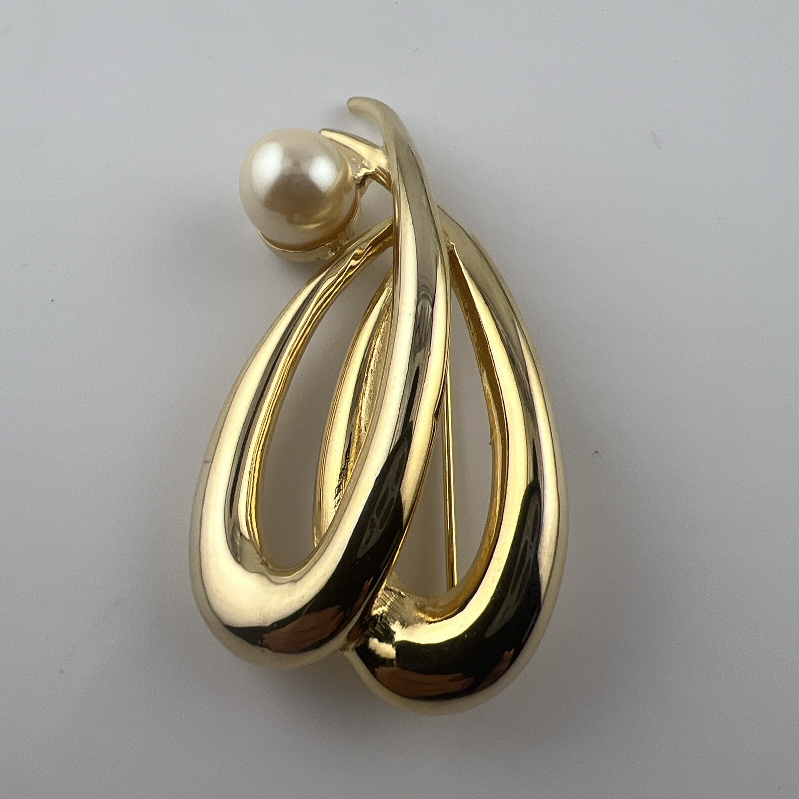 VINTAGE Richelieu faux Perl open work Brooch A-53