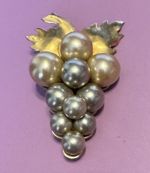 Vintage 1970’s Goldtone & Faux Pearl Bunch Of Grapes Brooch Pin 2”