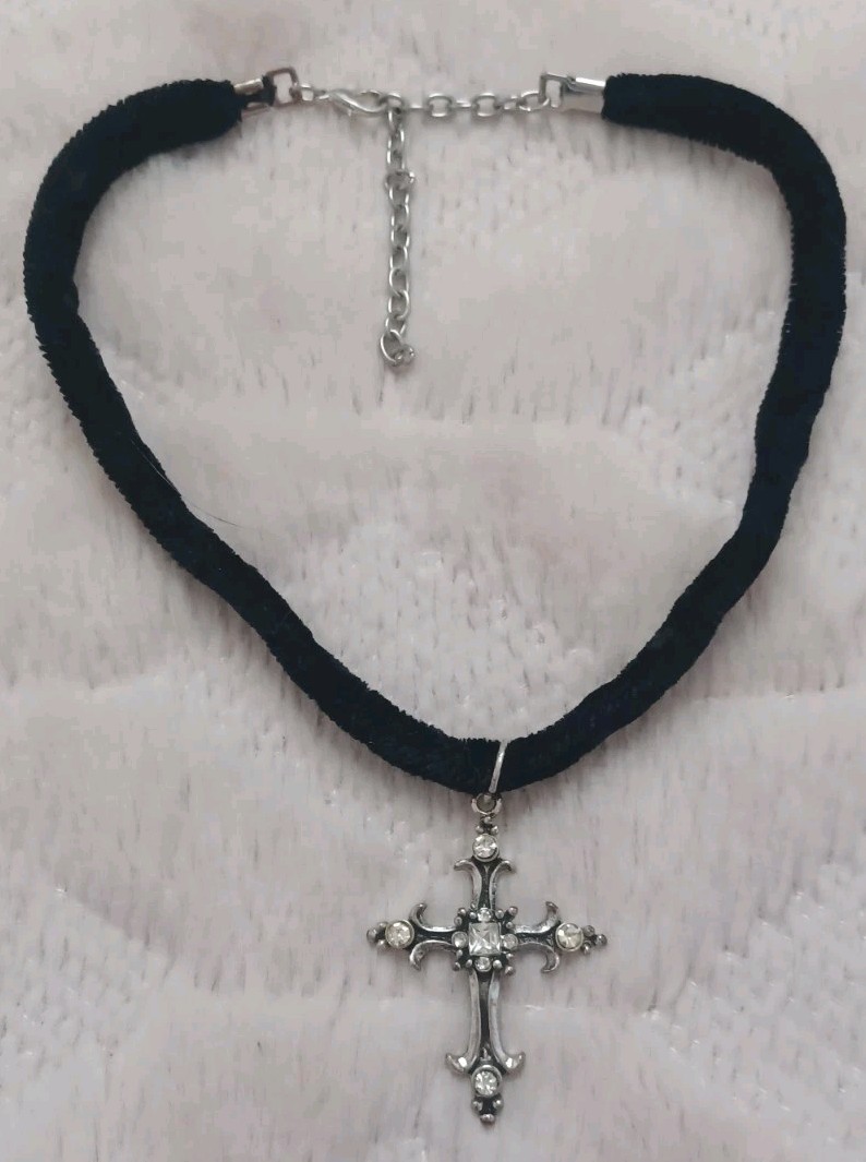 Vintage 90s Style Y2k Early 2000s Black Velvet Rope Choker W Cross Pendant Goth