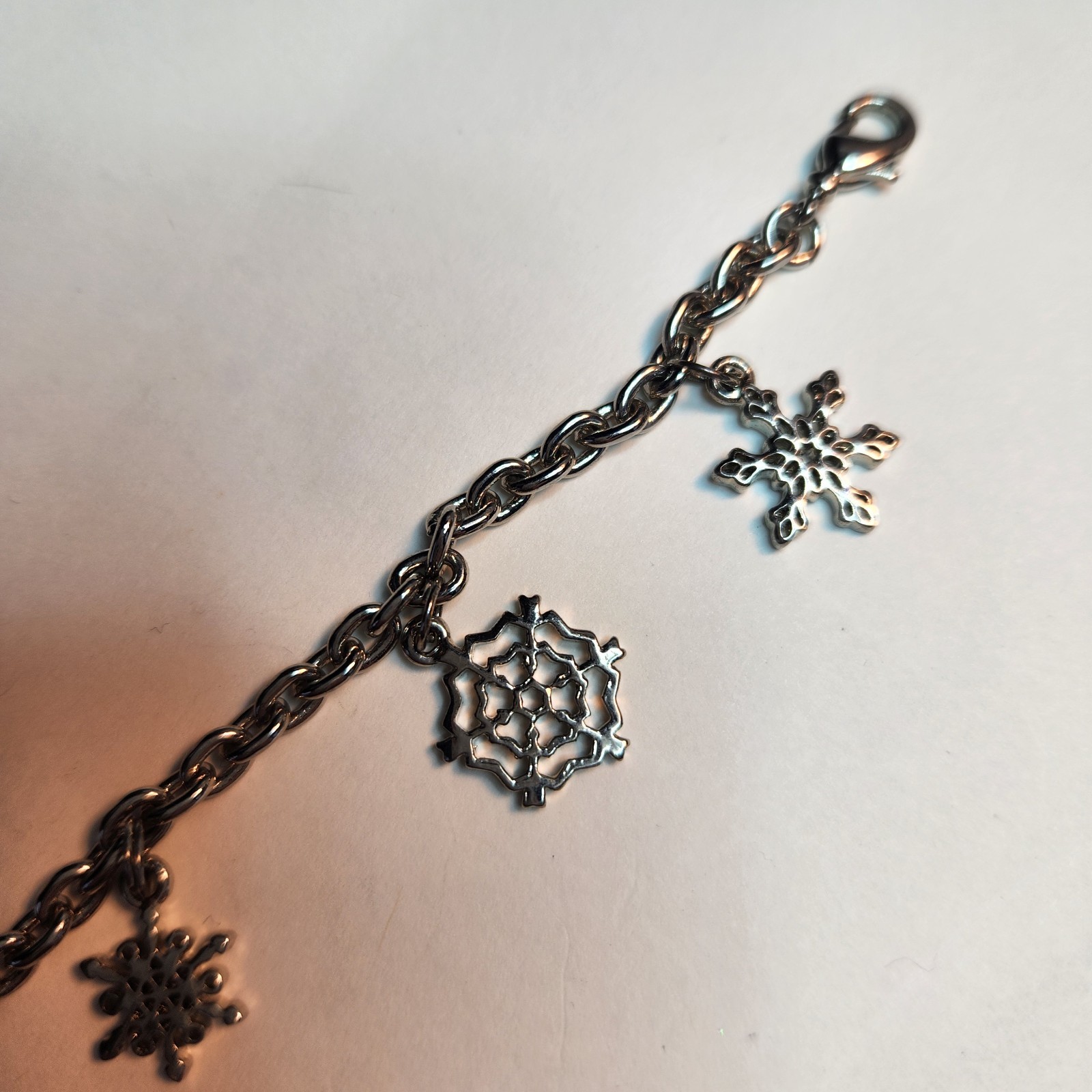 Vintage Bracelet 7 Snowflake Charms Silvertone 7.5″ Lobster Clasp Non- Magnetic