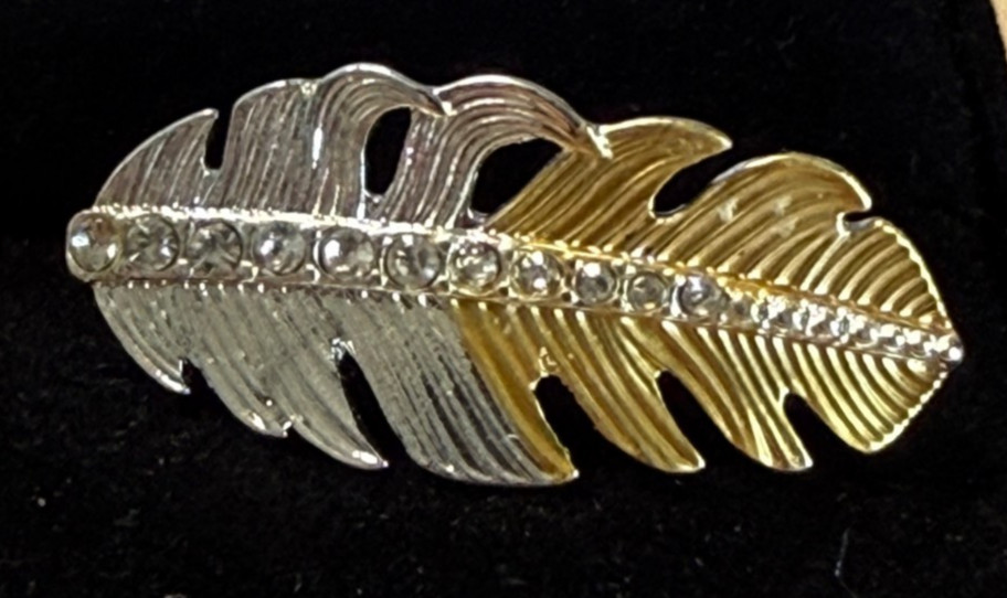 Avon Silver & Gold Tone Leaf has small stones Ring Size 8