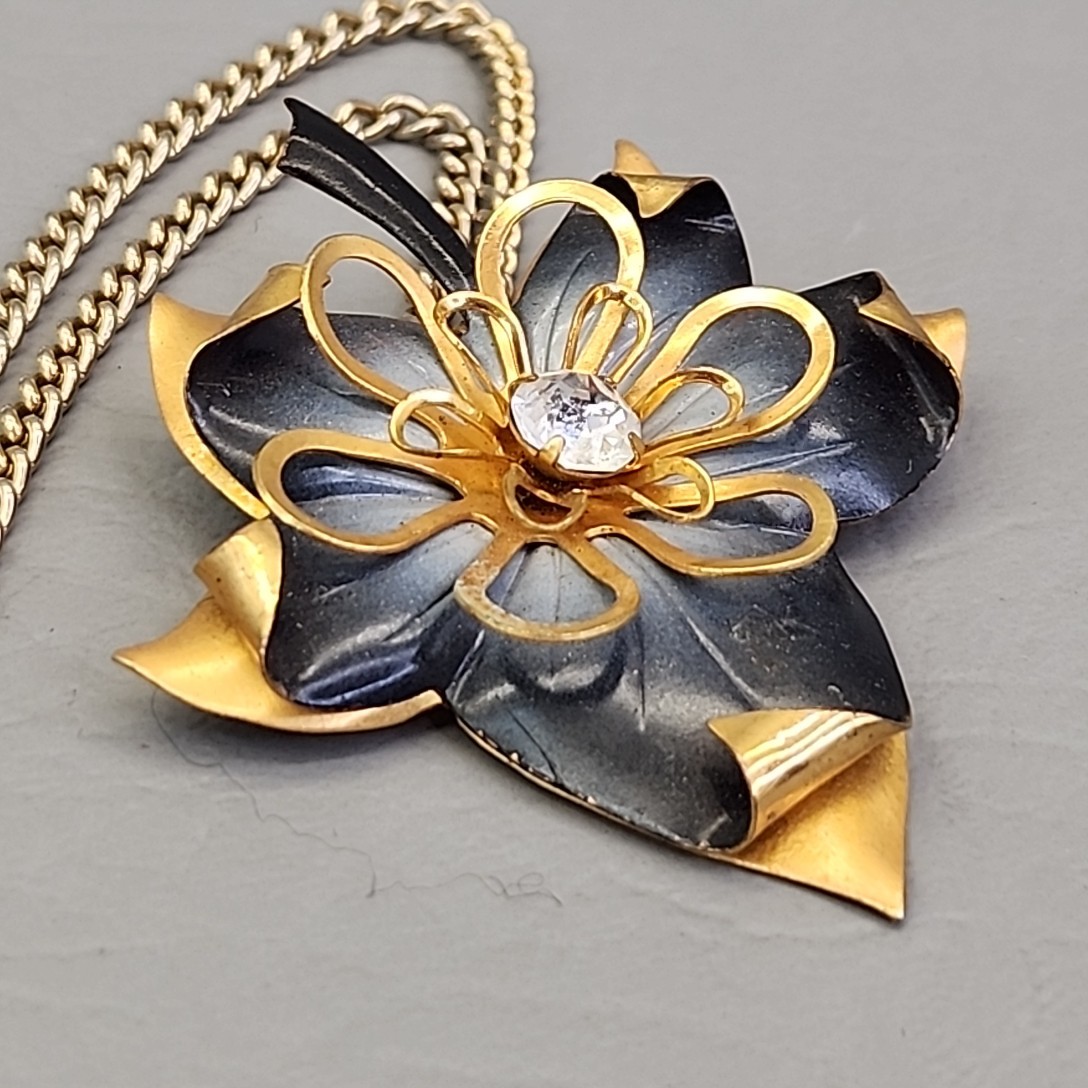 Vintage Leaf Necklace Layered Enamel Rhinestone Gold Tone 23.5″