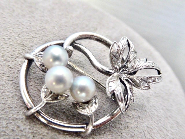MIKIMOTO SIGNED VINTAGE BRIGHT CLEAN (3) 6 MM CULTURED AKOYA PEARLS STERLING PIN