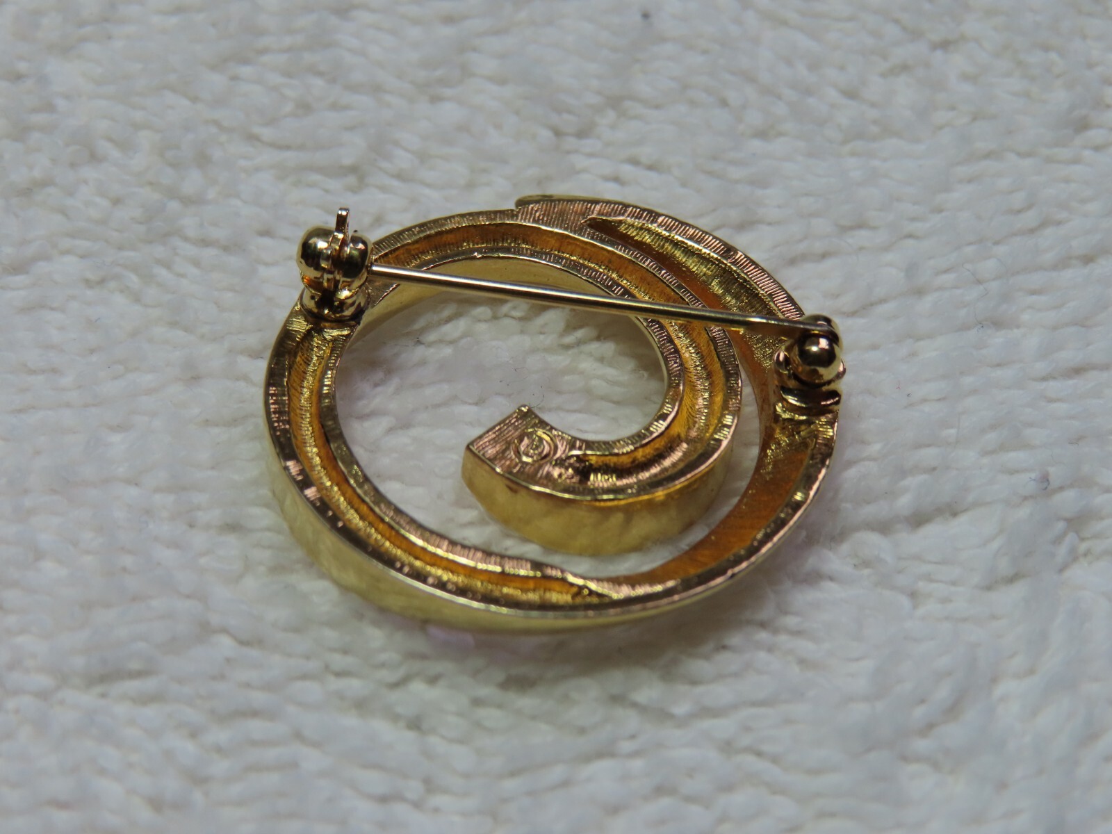Vintage Gold Circle Swirl Ribbon Clear Rhinestone Brooch 1.15″