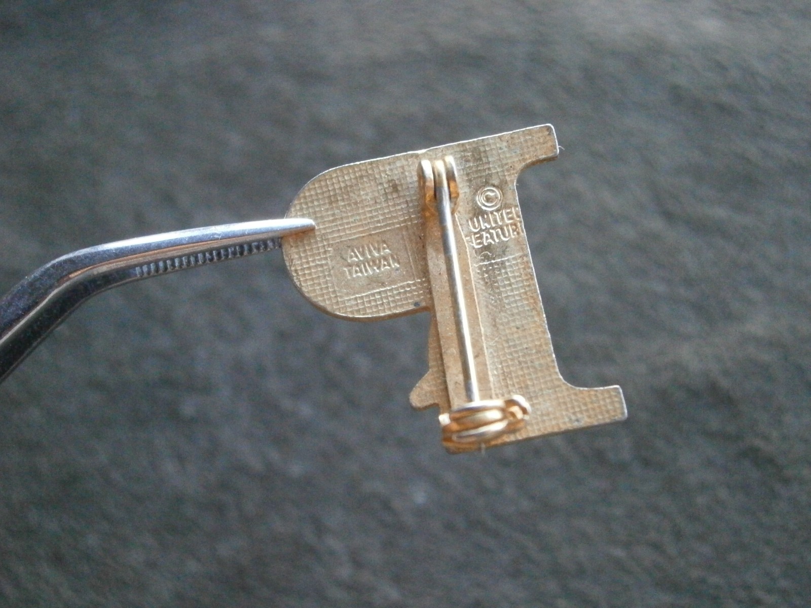 Snoopy Hugging Letter “P” Peanuts Schultz Vtg Goldtone Enamel Pin Badge 3.5g