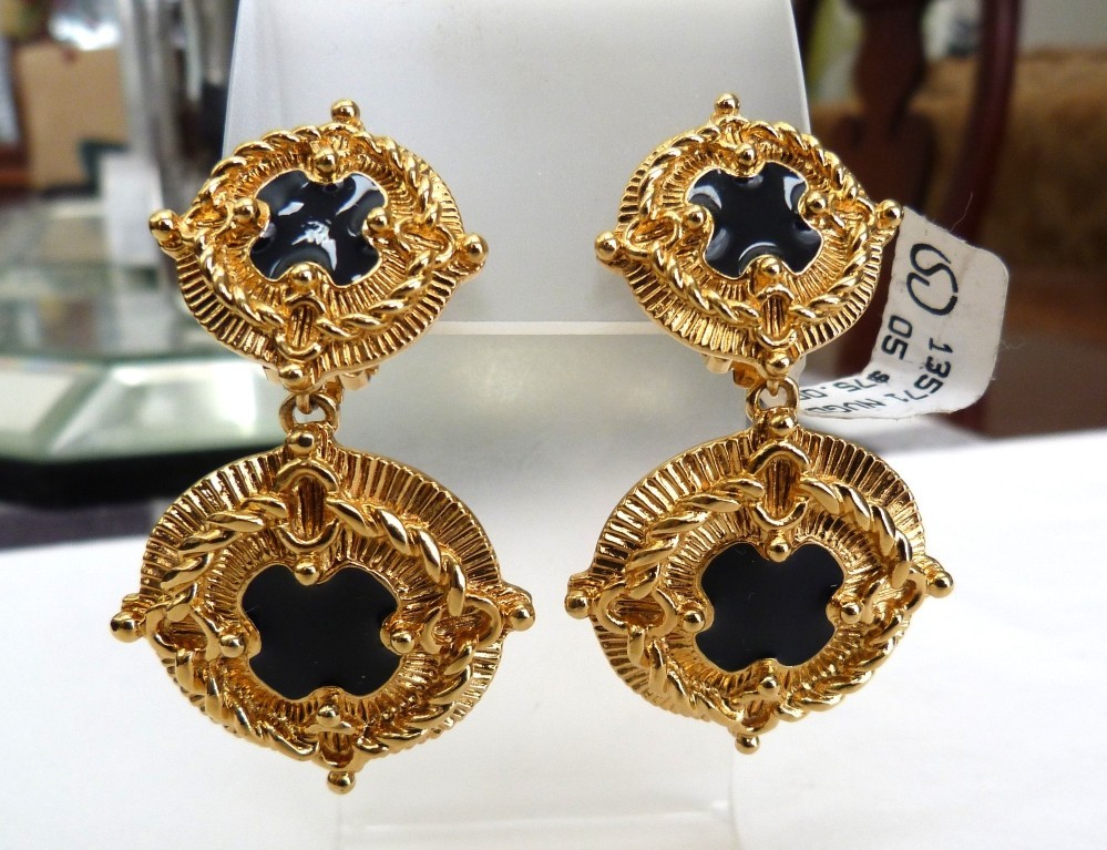2 3/8″ VTG SIGNED ST JOHN BLACK ENAMEL ETRUSCAN DANGLE DROP EARRINGS NEW W/TAGS