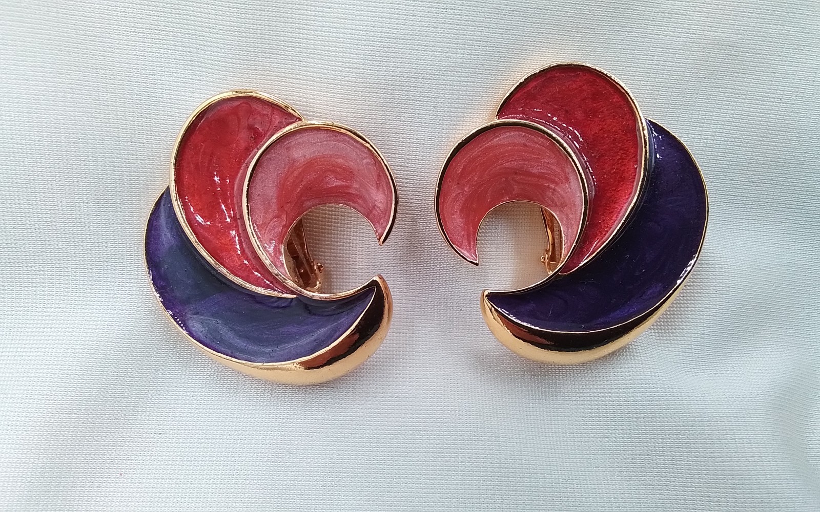 1.75″ PURPLE PINK RED ENAMEL INLAY GOLDTONE VINTAGE ESTATE CLIP-ON EARRINGS
