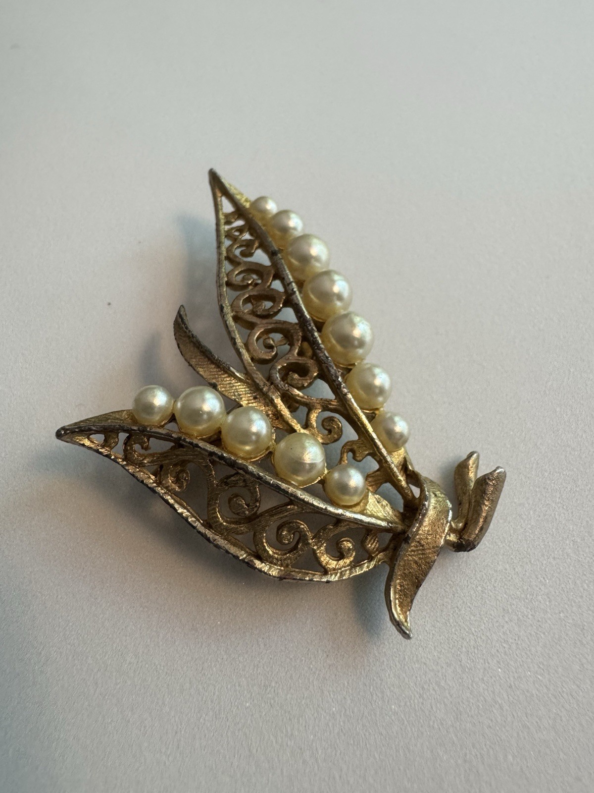 Vtg Unsigned Gold Tone Faux Pearl Botanical Leaf Spray Pin Brooch Distressed