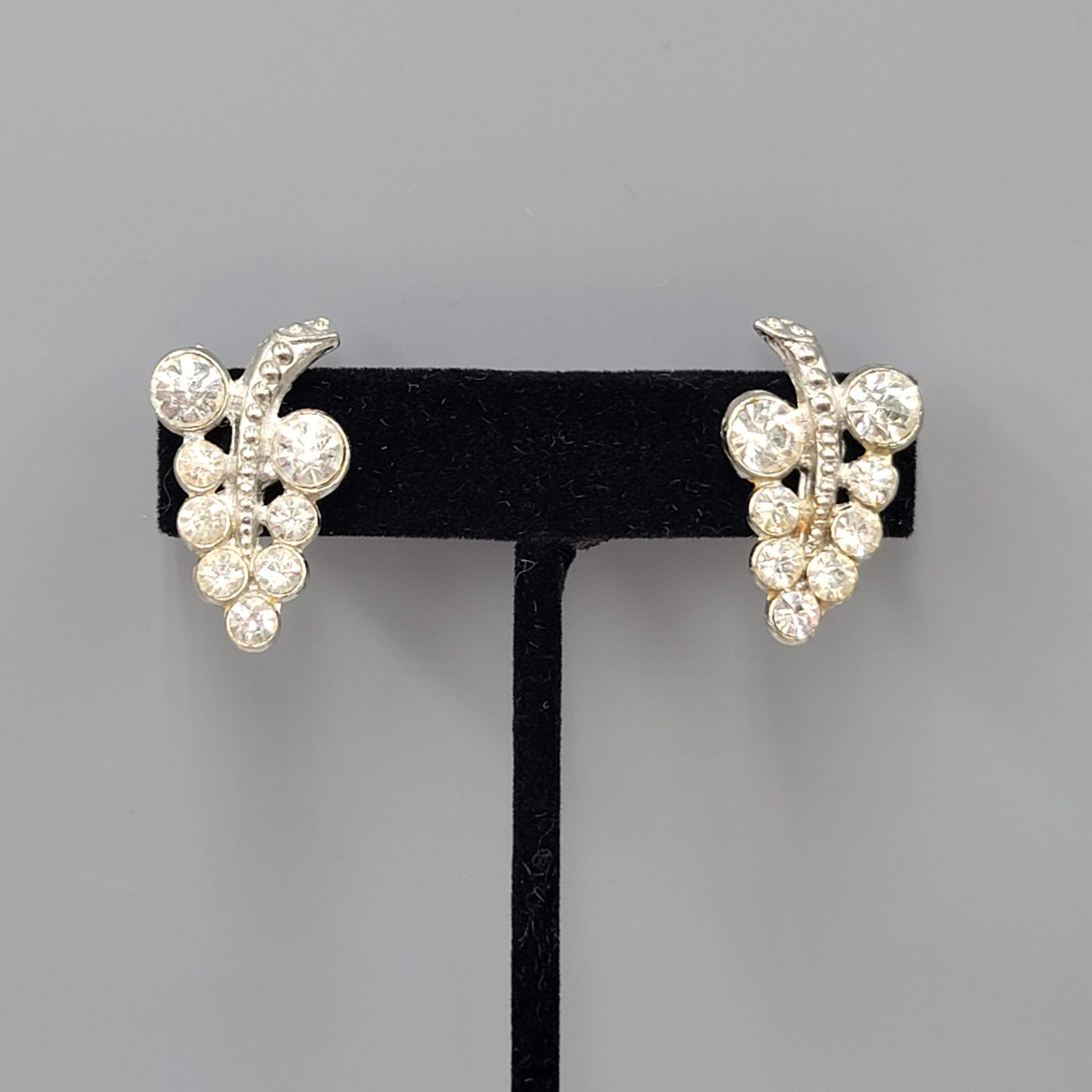 Vtg Bunch of Grapes Rhinestone Clip on Earrings Silver tone Screw Back 1 1/8″